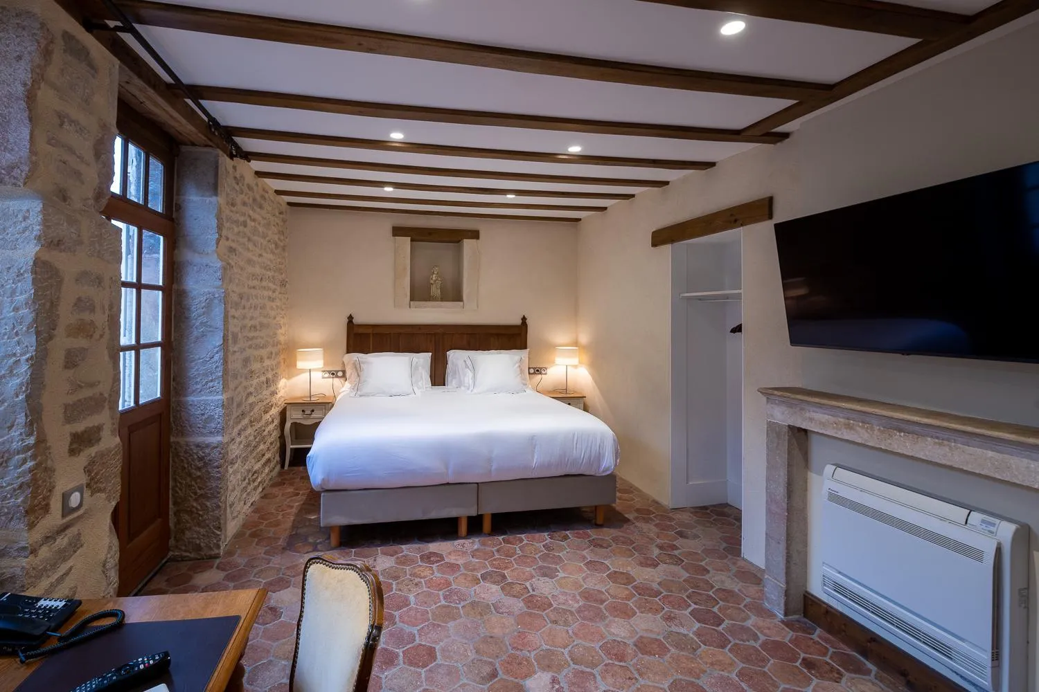 Photo of the whole room, Bed in Les Remparts Hôtels et Demeures Historiques