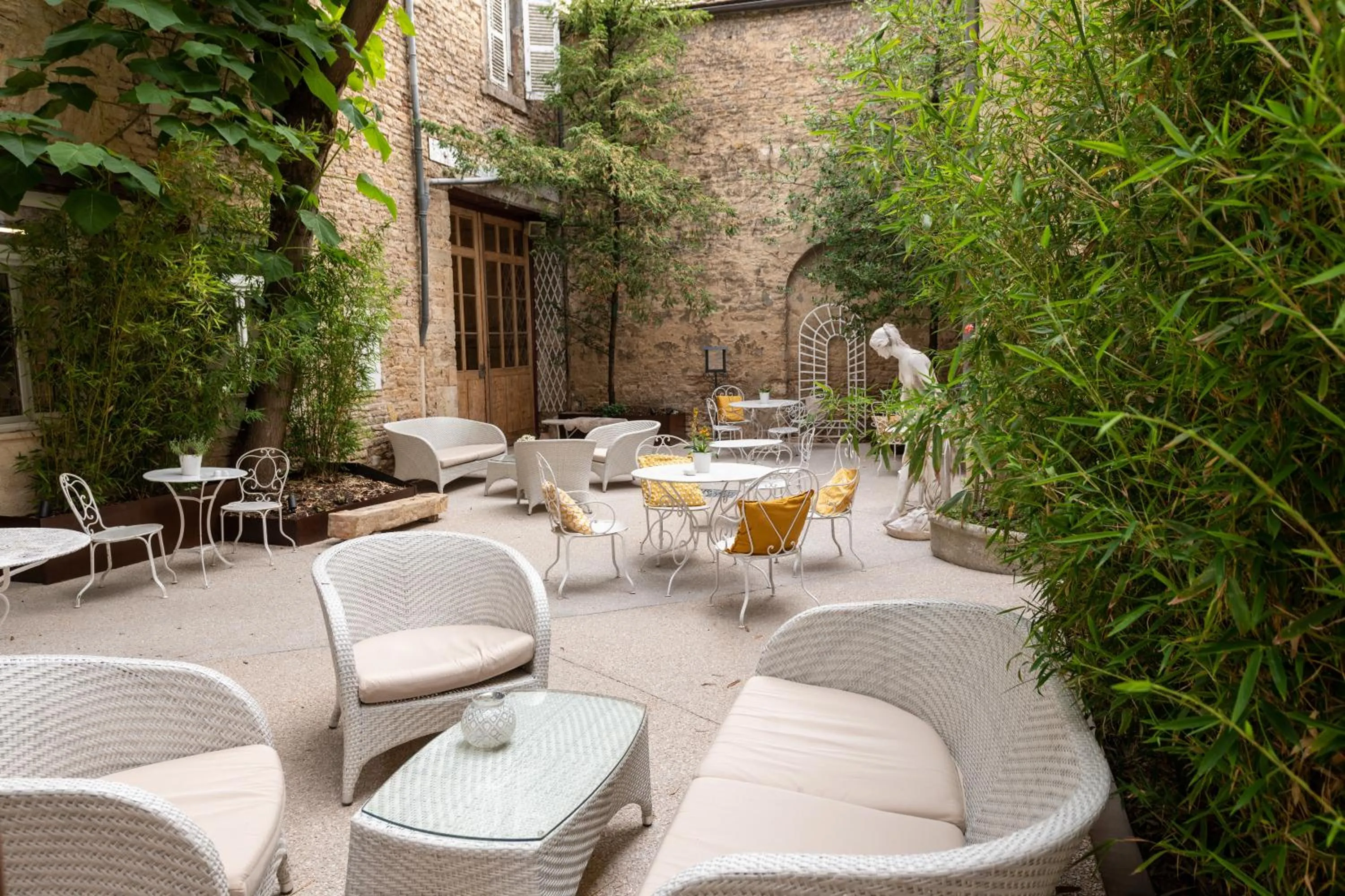 Patio in Les Remparts Hôtels et Demeures Historiques