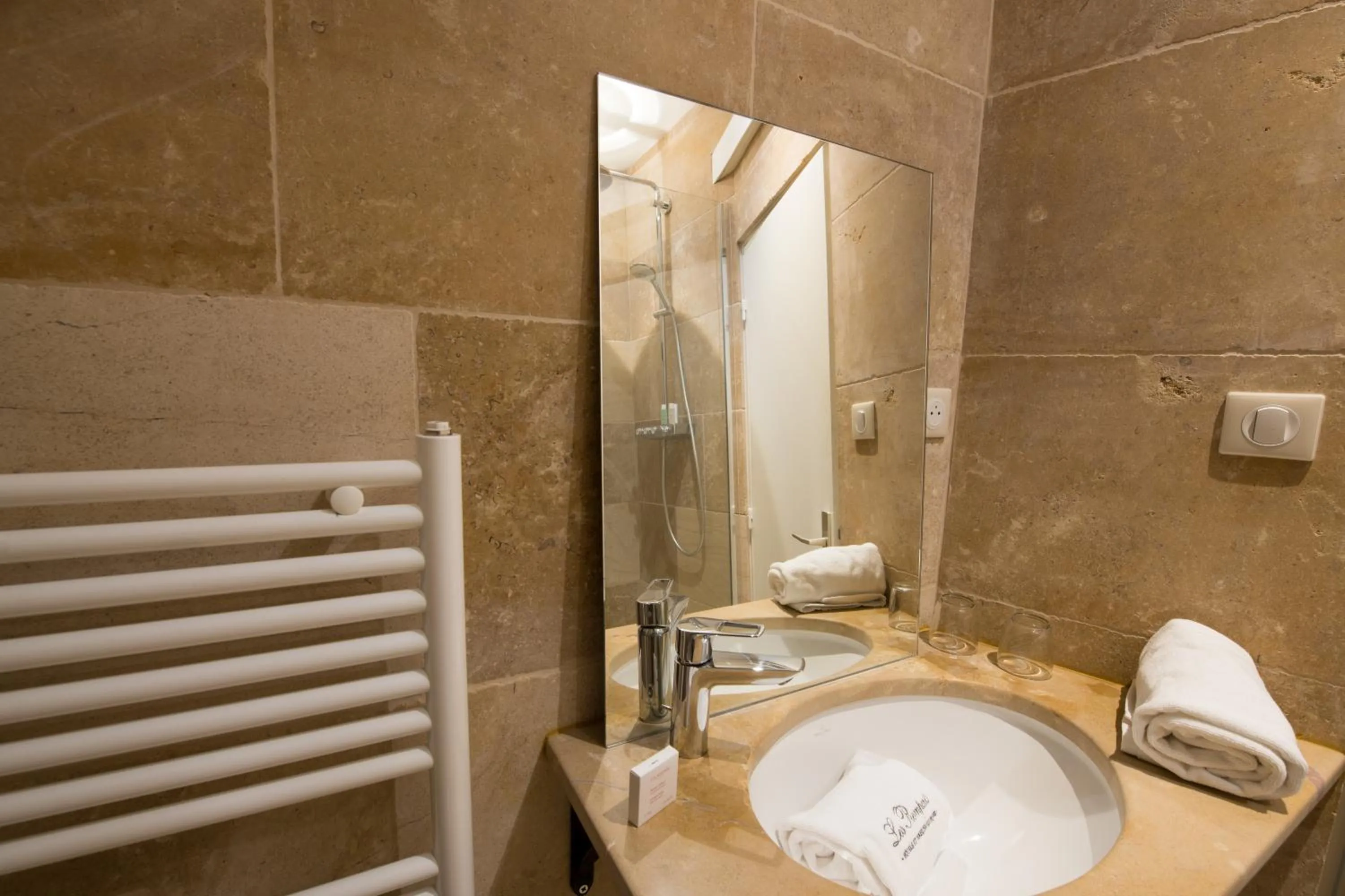 Bathroom in Les Remparts Hôtels et Demeures Historiques