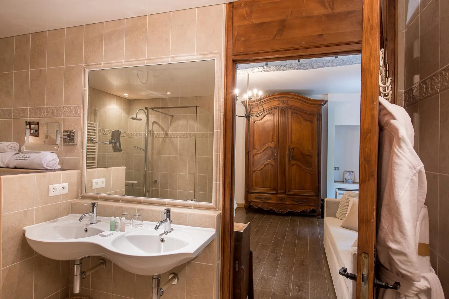 Bathroom in Les Remparts Hôtels et Demeures Historiques