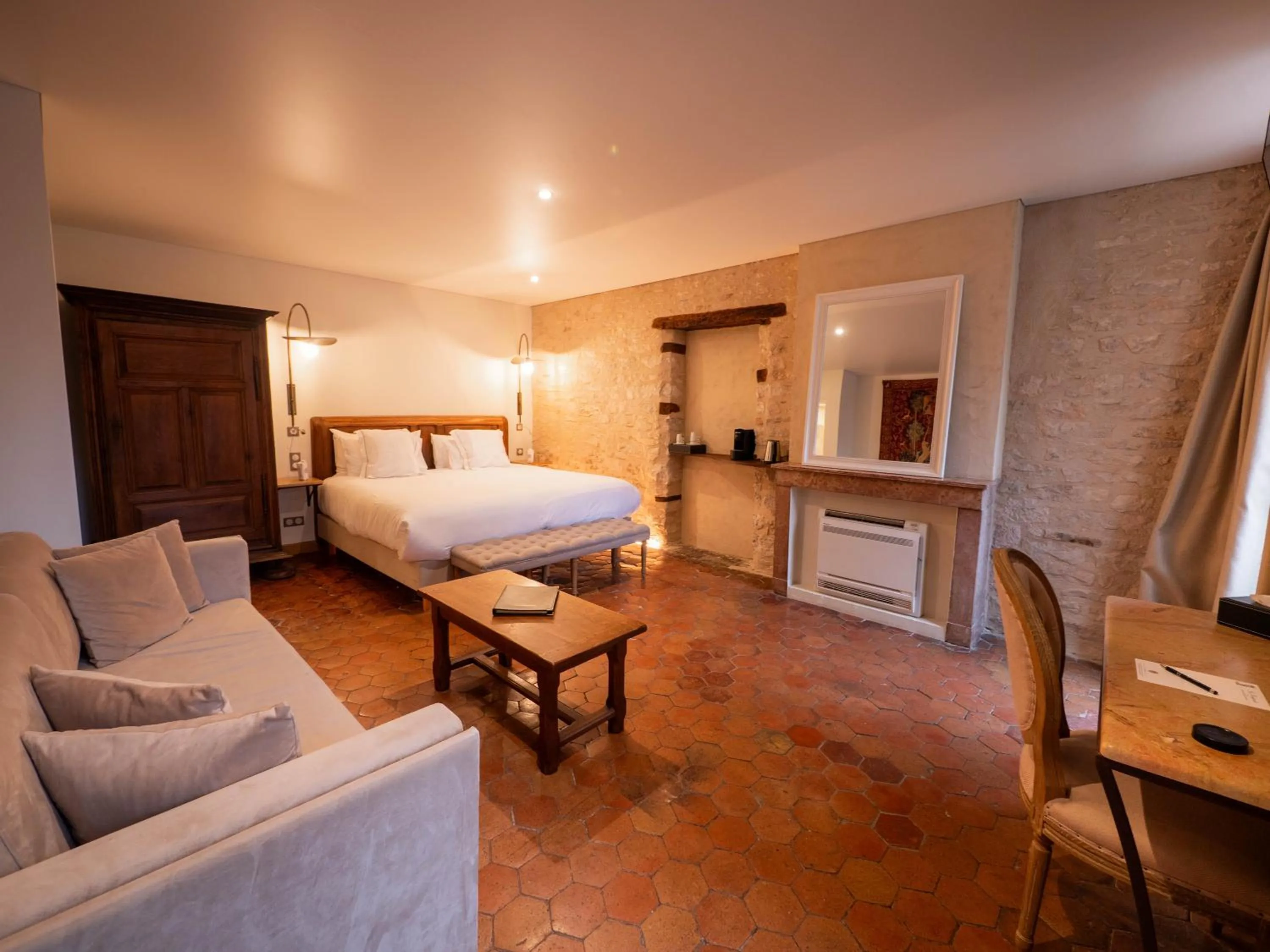 Bed in Les Remparts Hôtels et Demeures Historiques