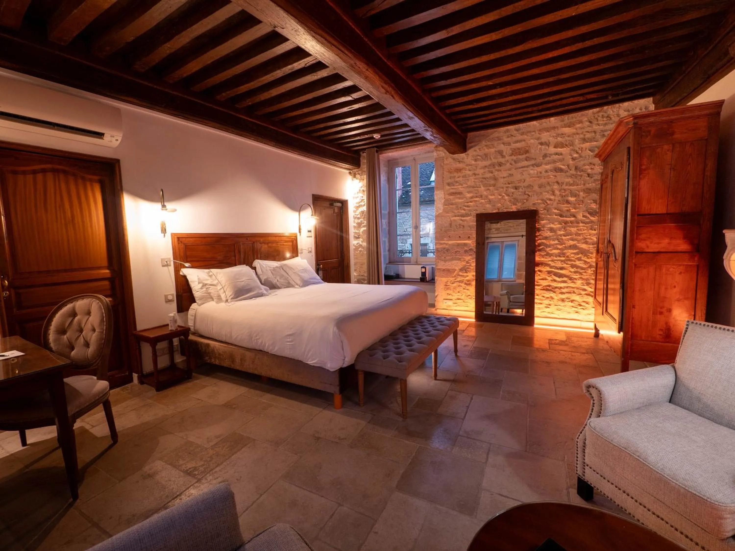 Bed in Les Remparts Hôtels et Demeures Historiques