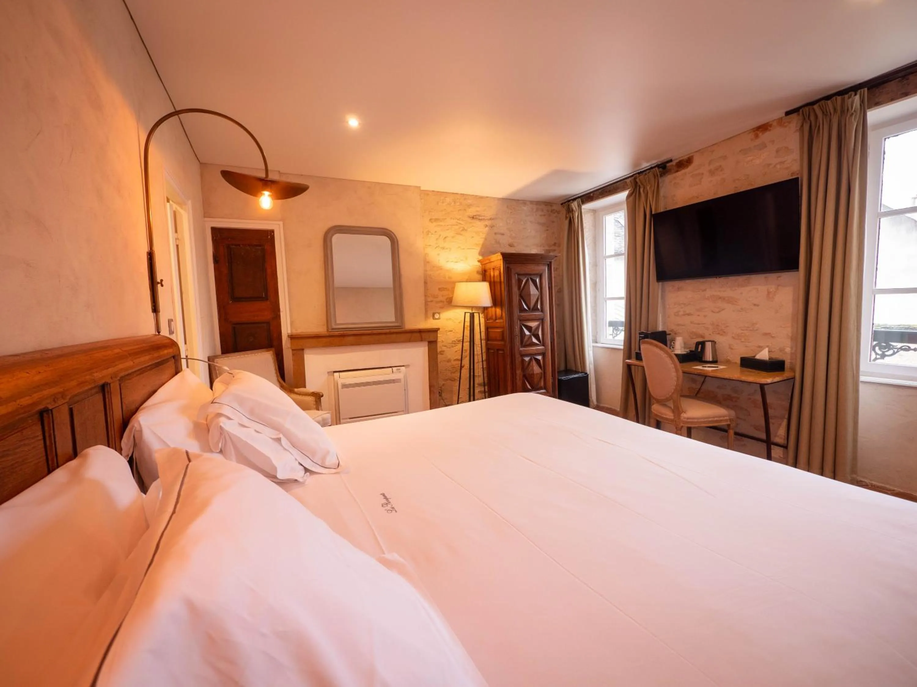 Bed in Les Remparts Hôtels et Demeures Historiques