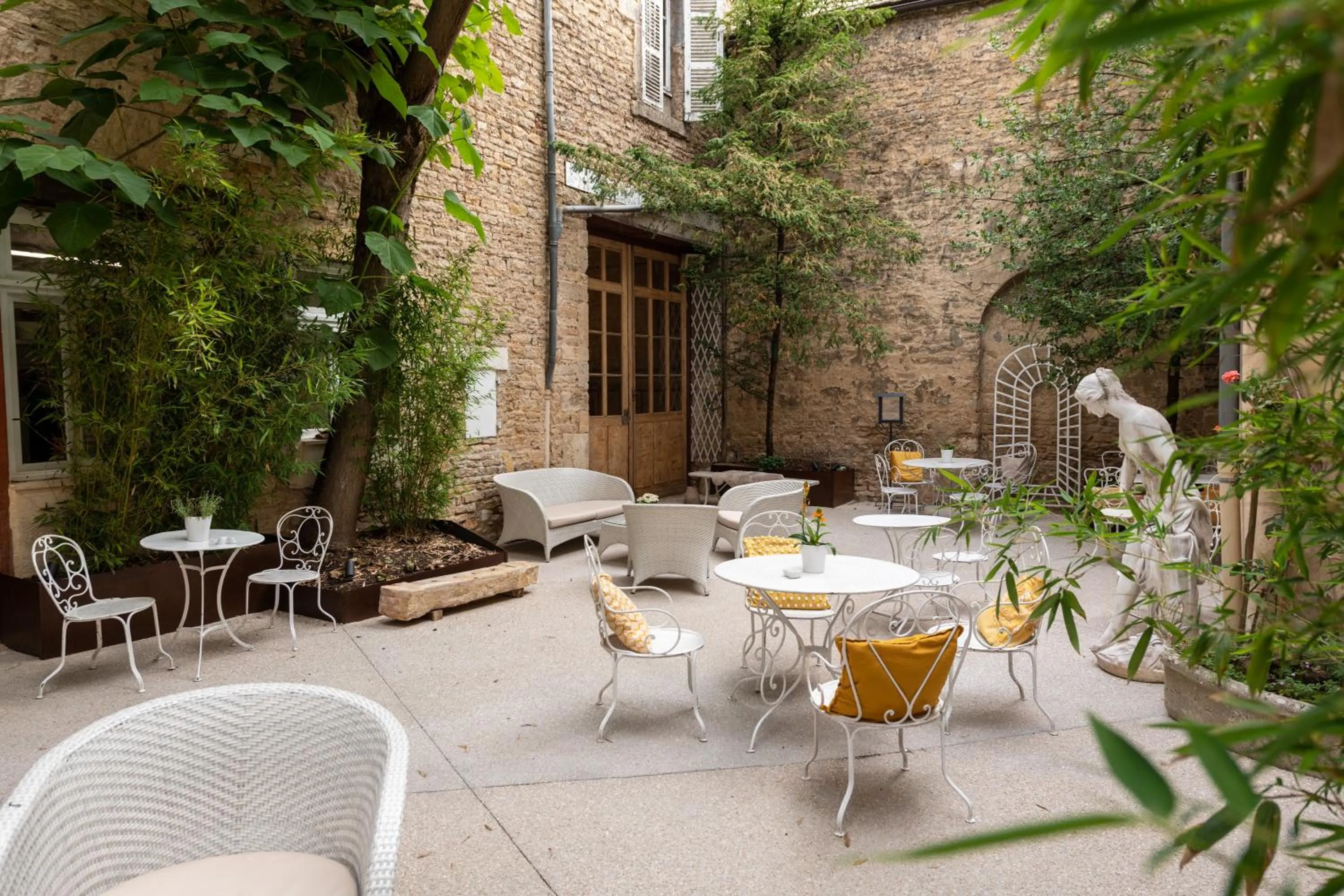 Patio in Les Remparts Hôtels et Demeures Historiques