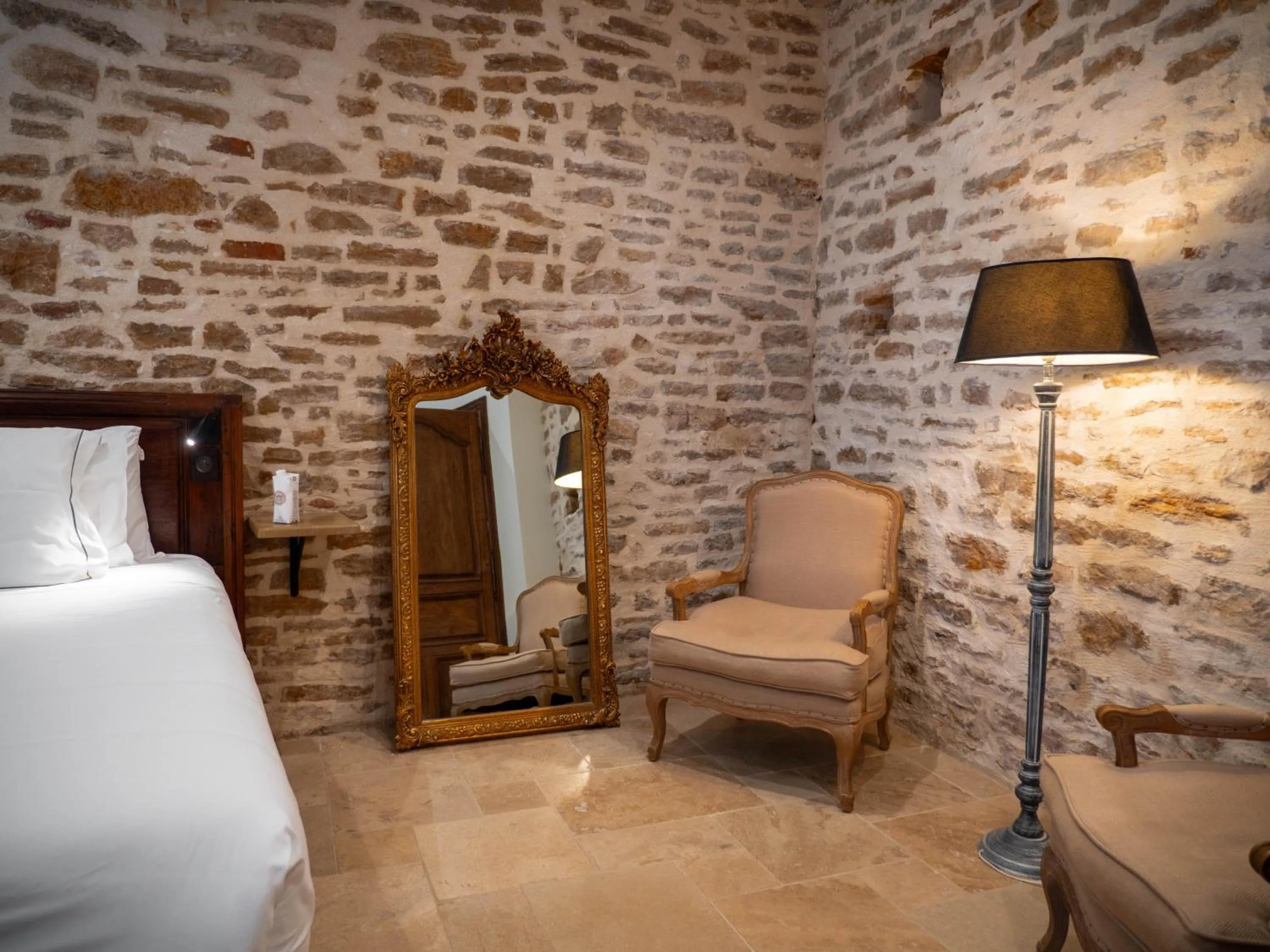 Bed in Les Remparts Hôtels et Demeures Historiques