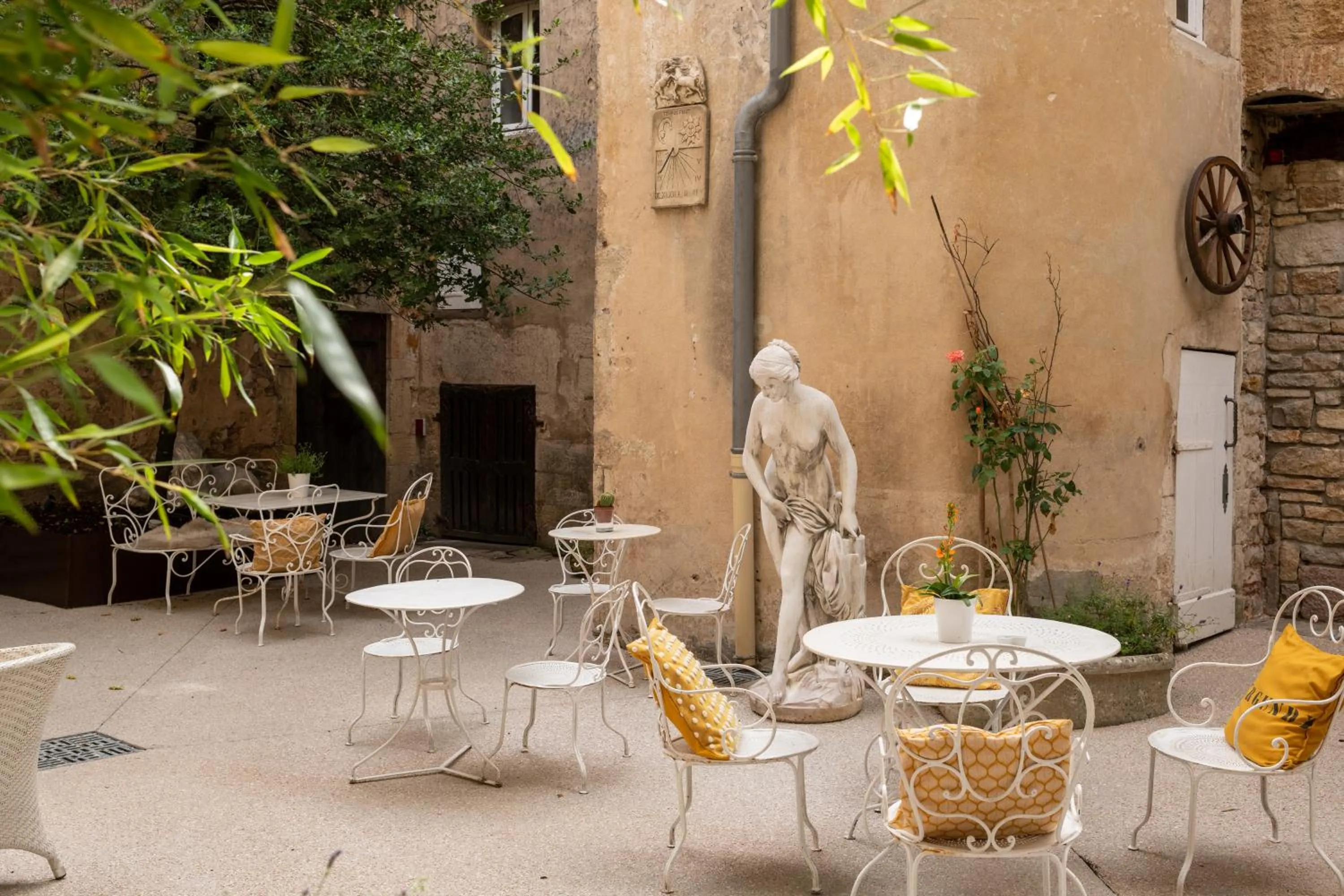 Inner courtyard view in Les Remparts Hôtels et Demeures Historiques