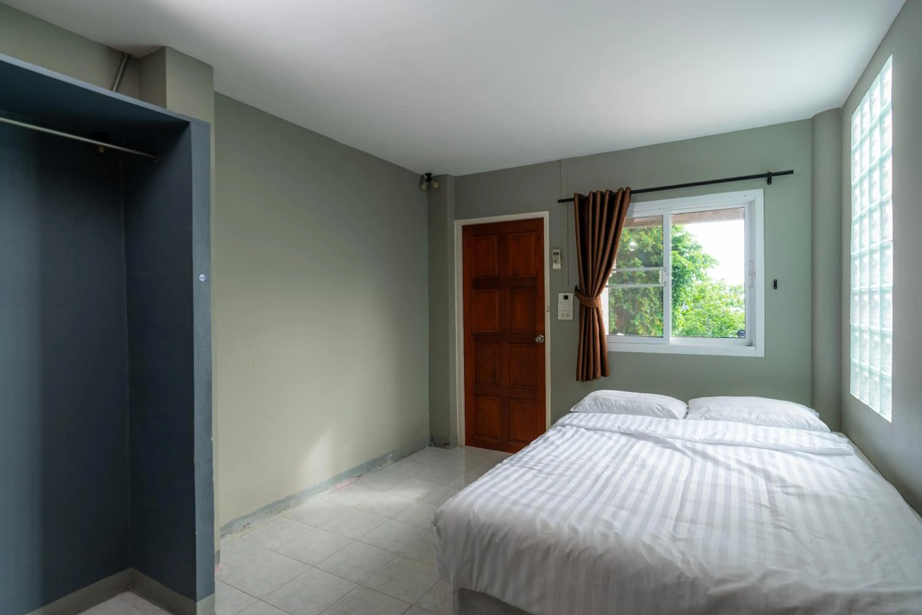 Photo of the whole room in Sichang Marina Resort