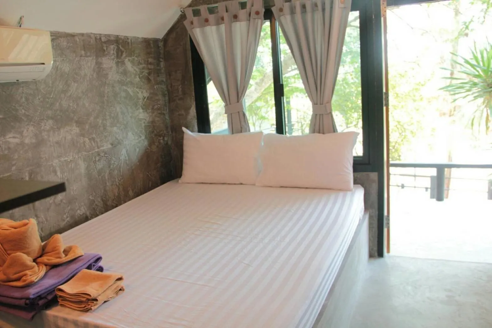 Bed in Sichang Marina Resort