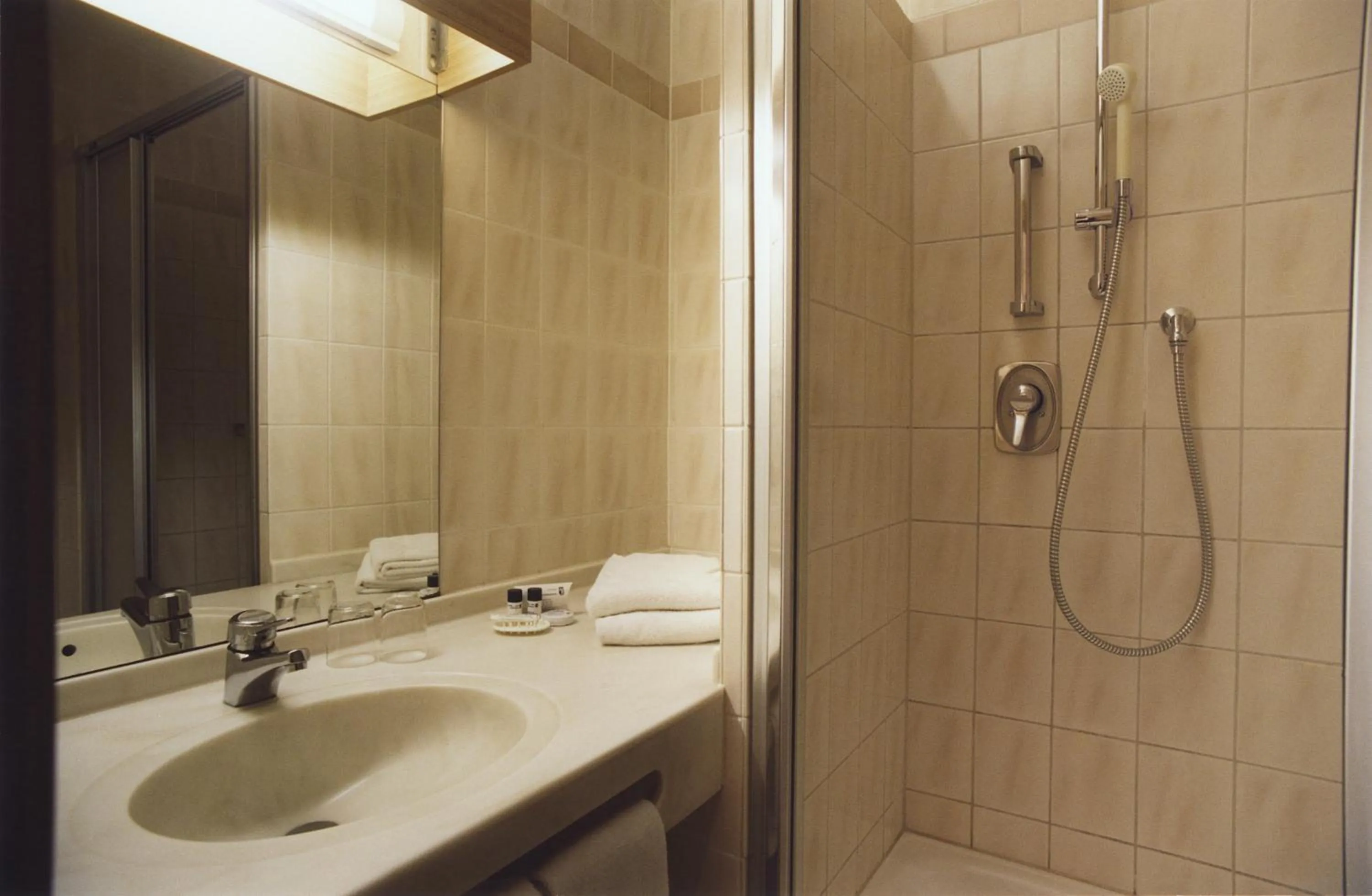 Shower in Hotel Jedermann