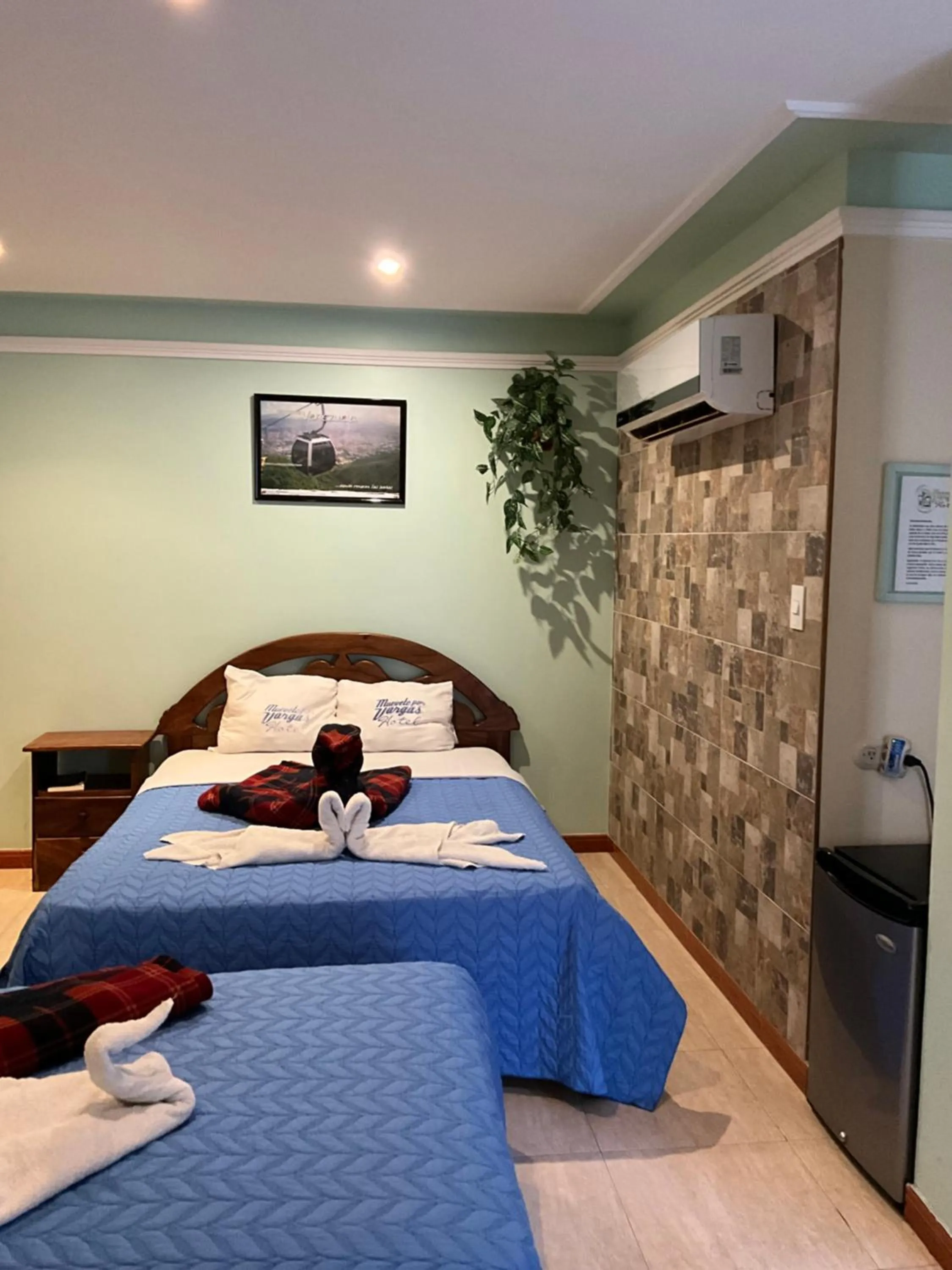 air conditioner, Bed in HOTEL MUEVETE POR VARGAS