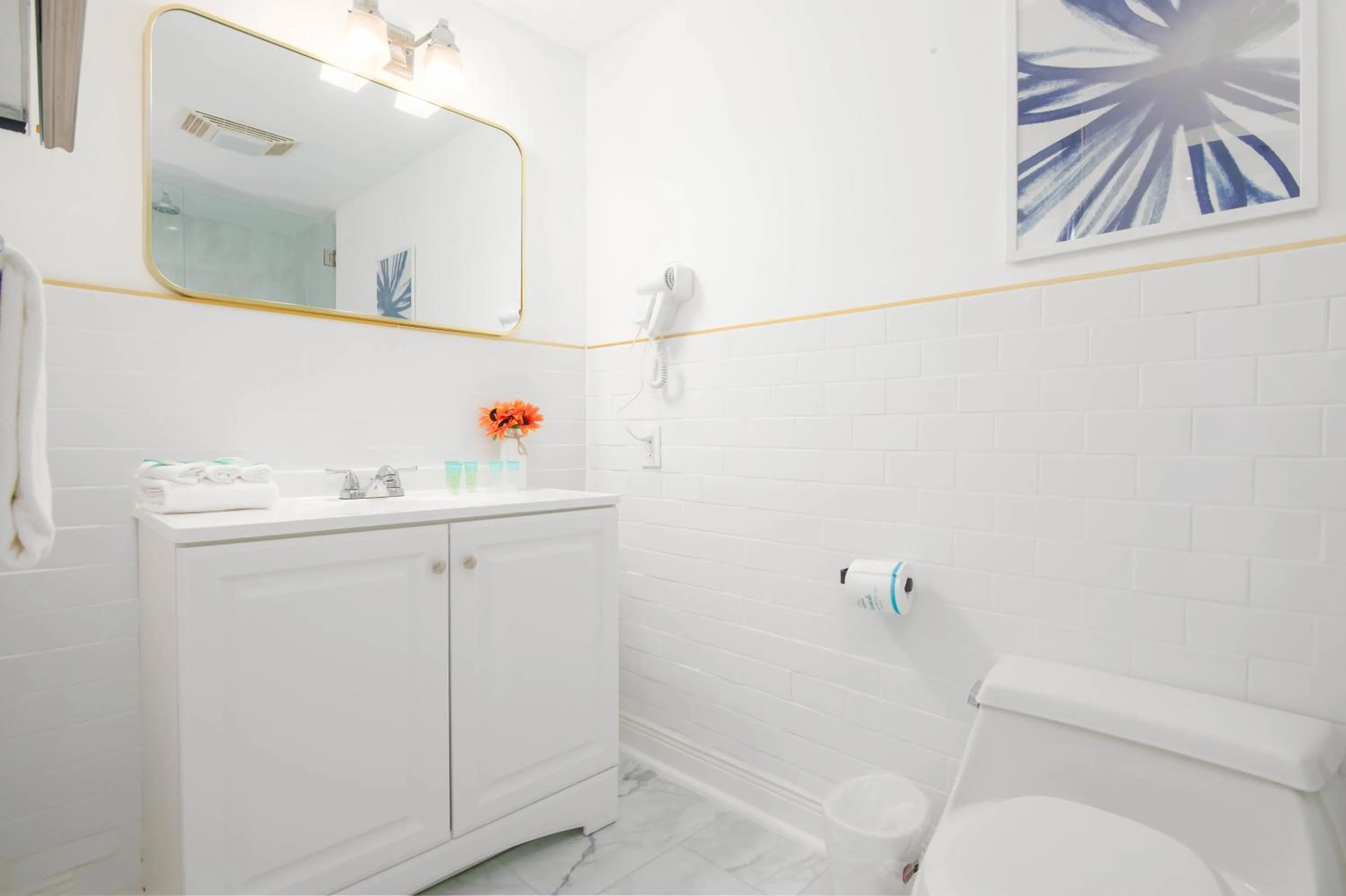 Toilet in Girasole Suites