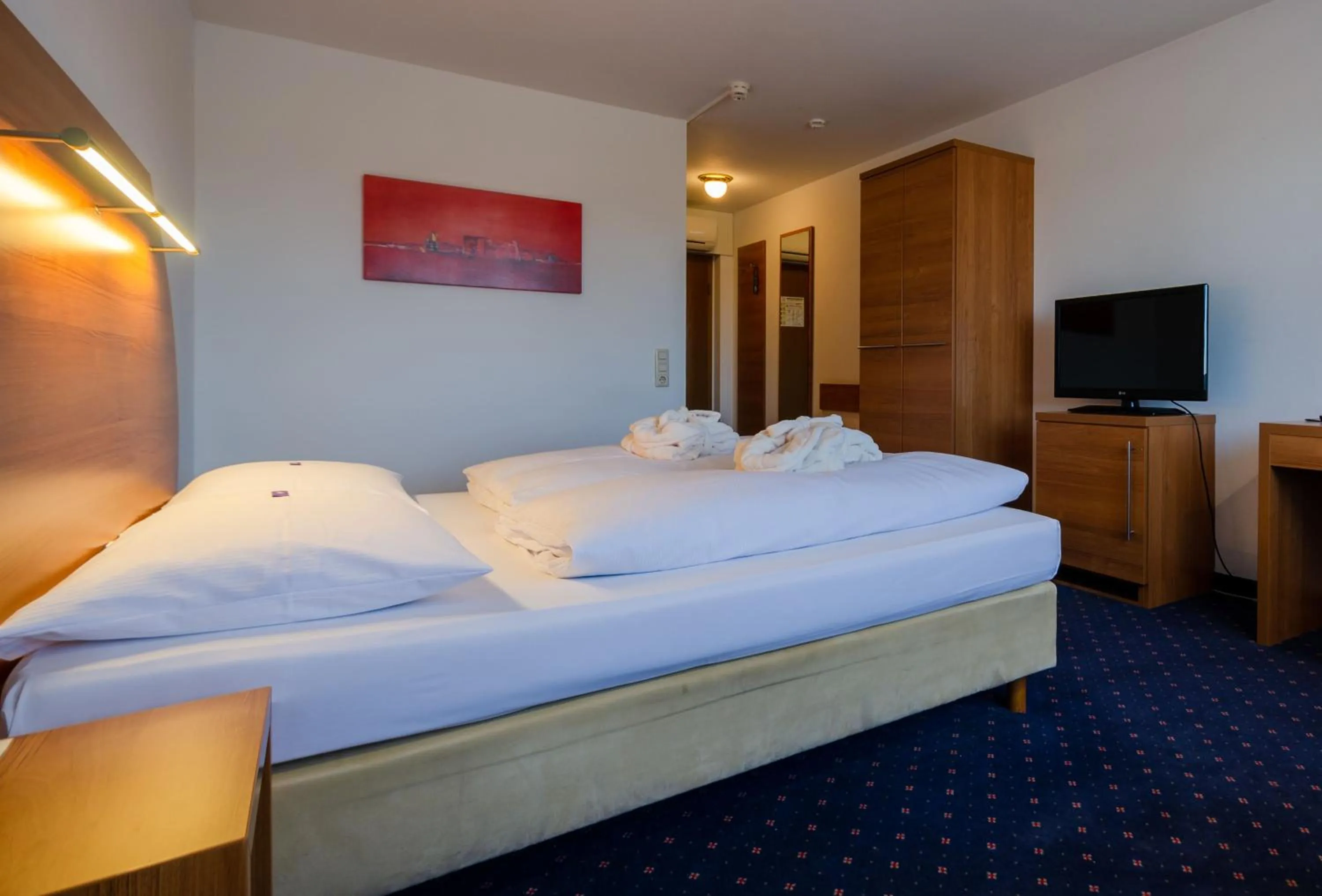 Photo of the whole room, Bed in Hotel Fortuna Reutlingen-Tübingen