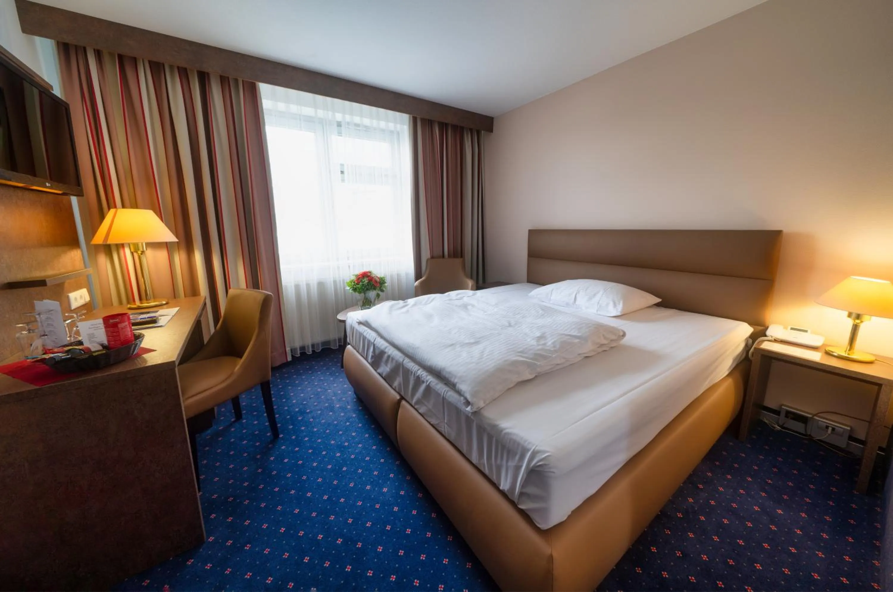 Photo of the whole room, Bed in Hotel Fortuna Reutlingen-Tübingen