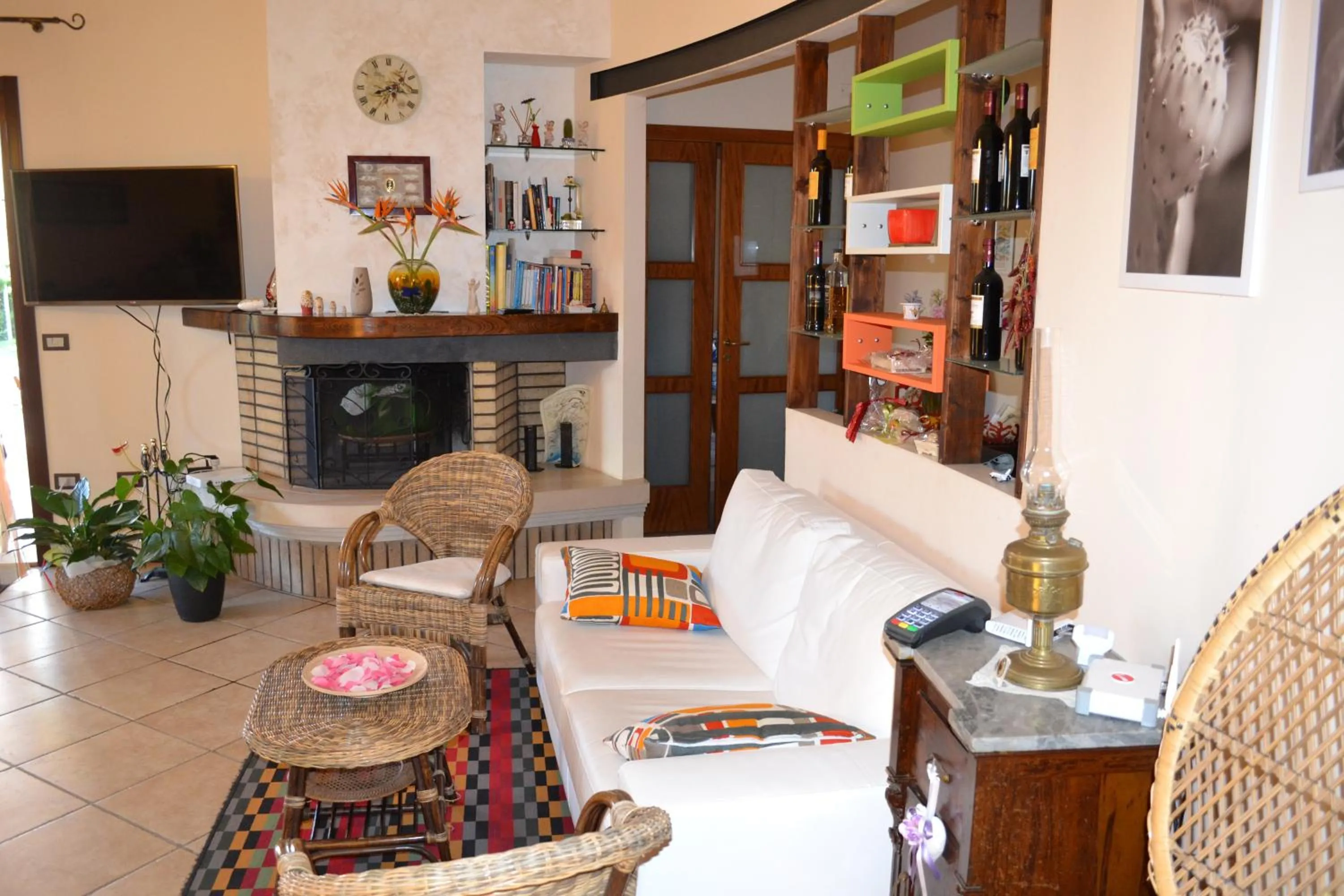 Communal lounge/ TV room in Villa Adriana B&B