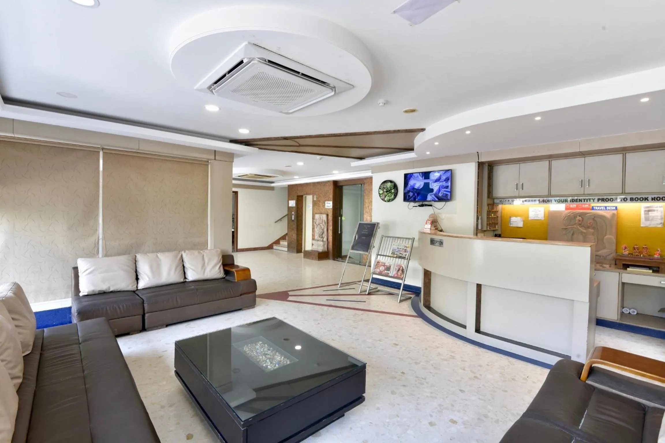 Communal lounge/ TV room in Hotel Bhoomivilas