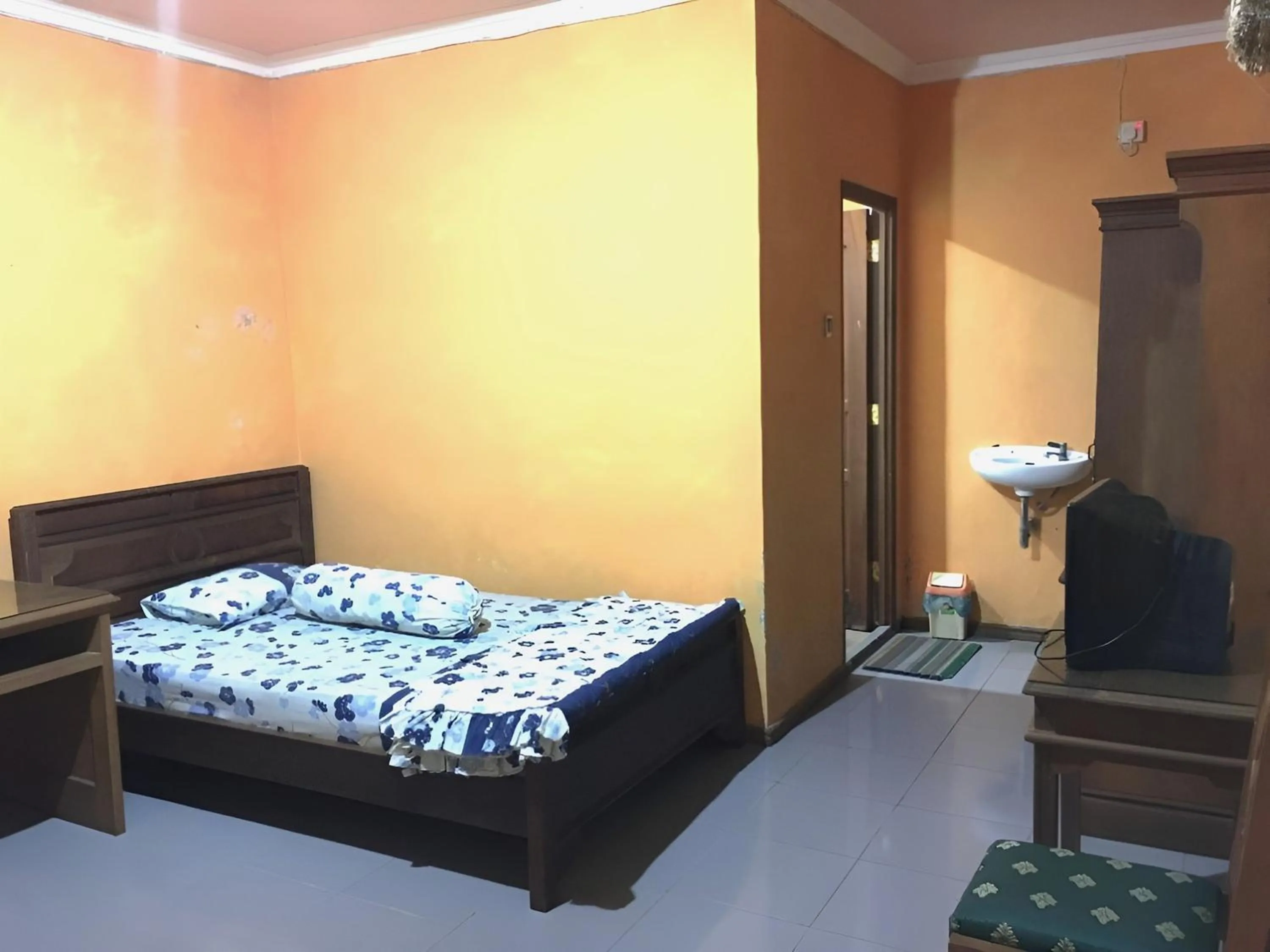 Bed in Hotel Alami near Alun-Alun Klaten