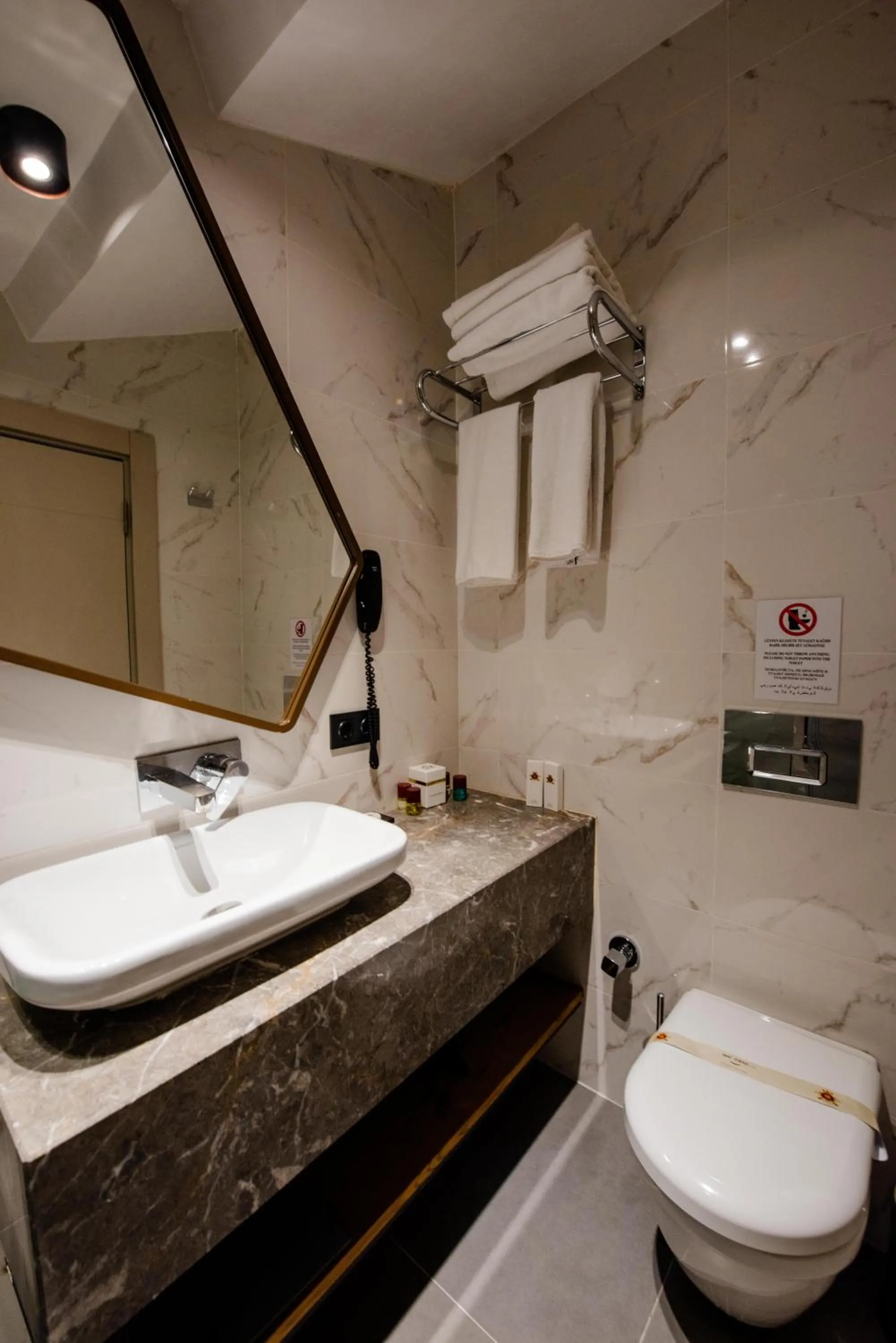 Shower in Dosso Dossi Hotels Laleli