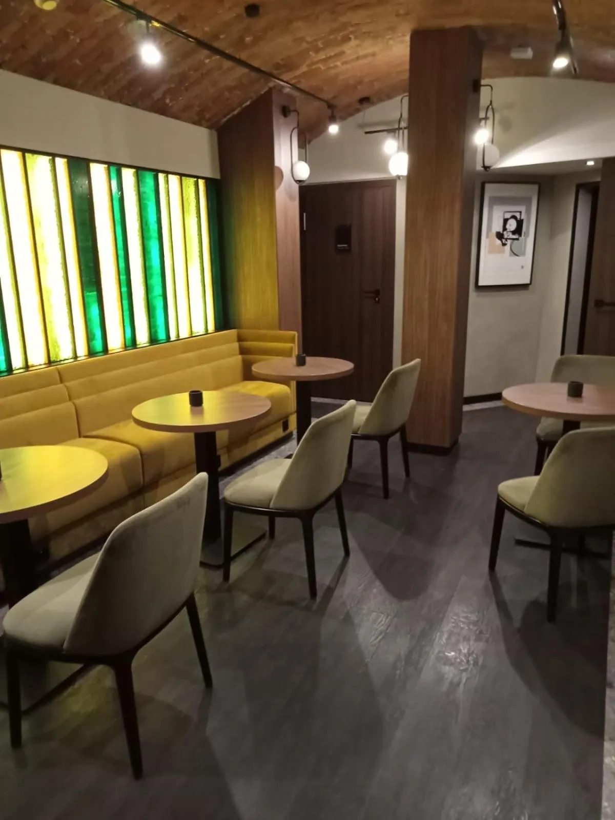 Restaurant/places to eat in Liebeskind Boutique Hotel Old Town