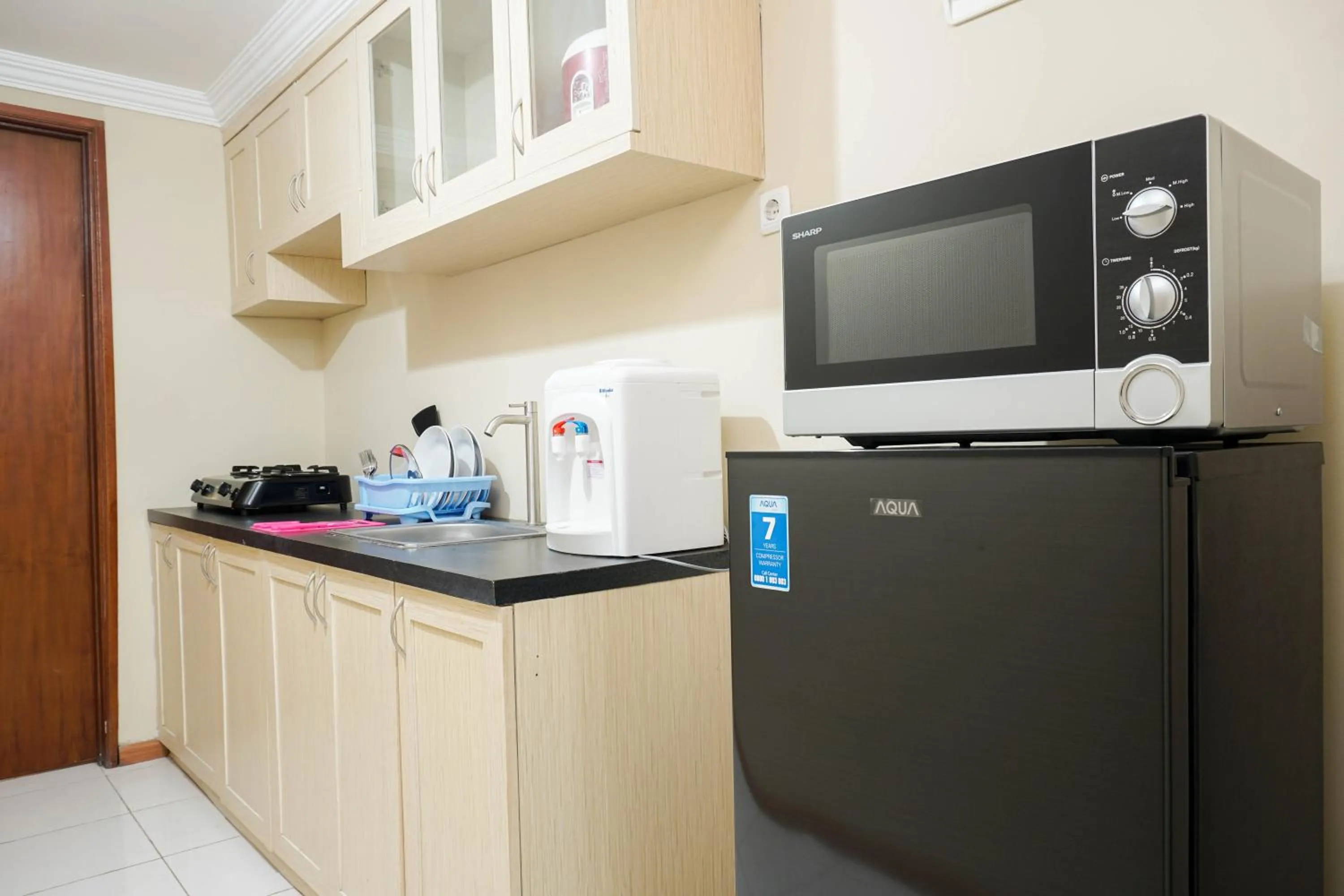 Kitchen or kitchenette in Spacious 3BR Residence at Grand Palace Kemayoran Apartment By Travelio