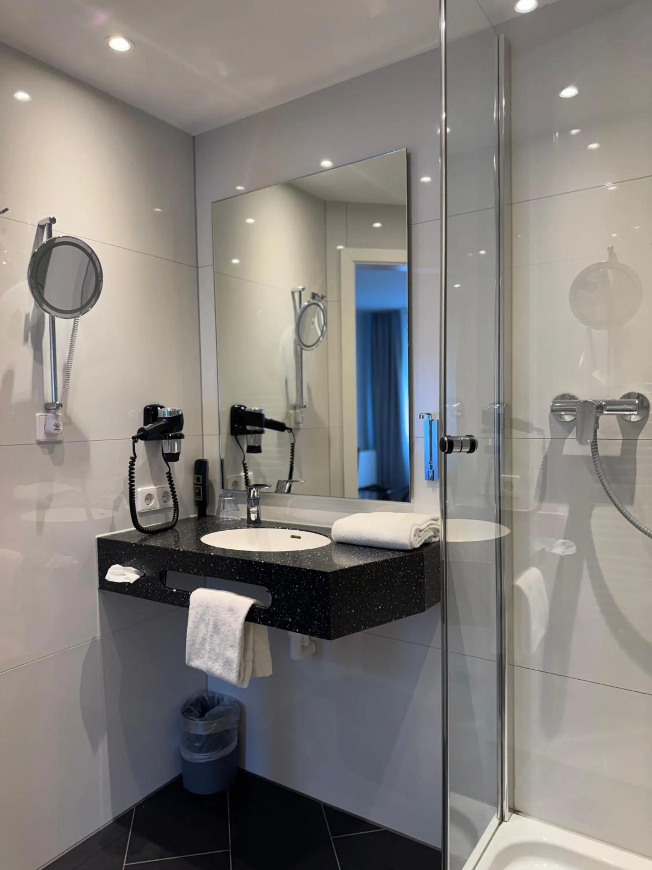 Shower in Mirage City Hotel Stuttgart Zentrum