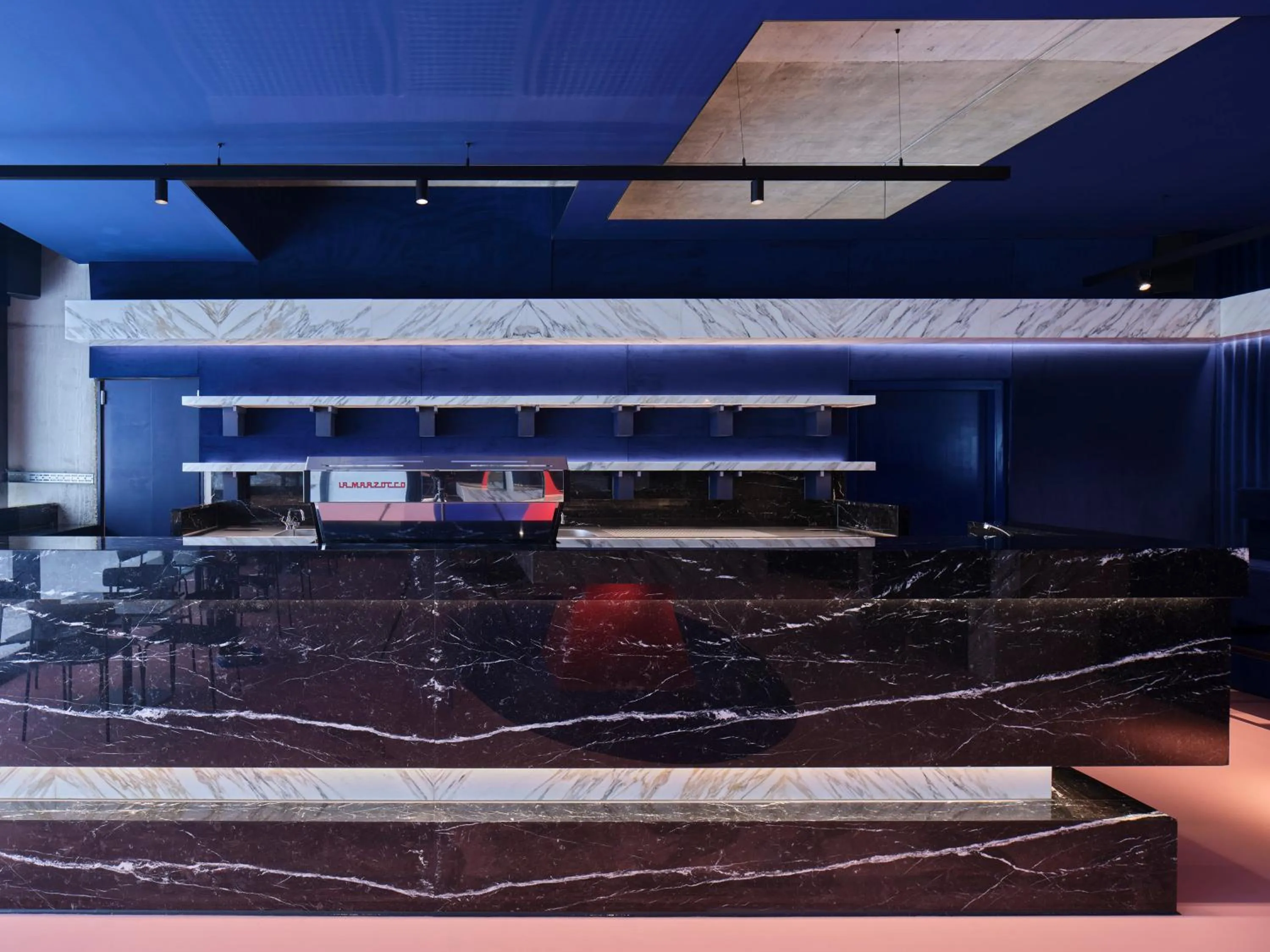 Lounge or bar in EmiLu Design Hotel