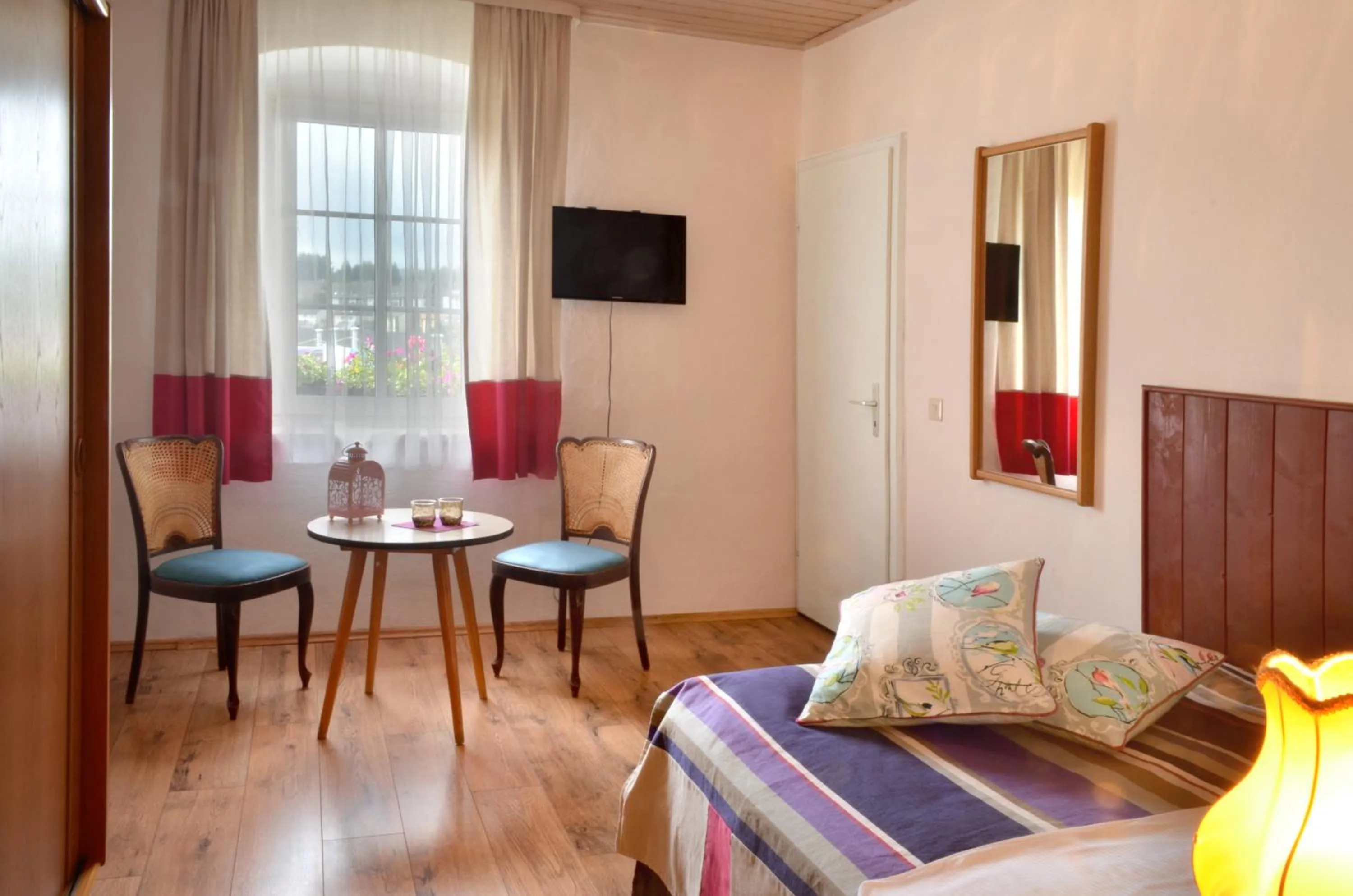 Photo of the whole room, Bed in Gasthof Deutscher Adler und Hotel Puchtler