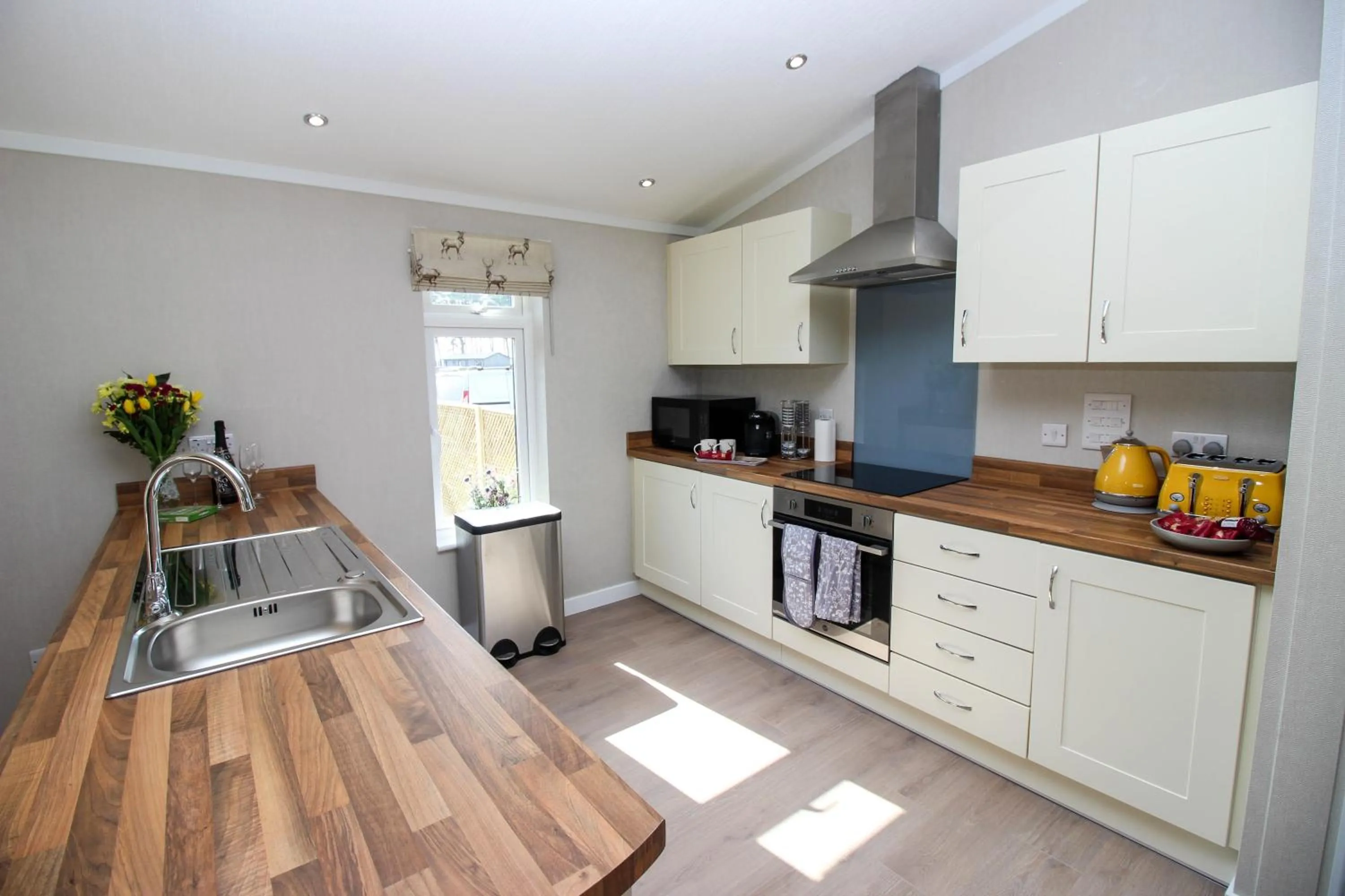 Kitchen or kitchenette in Hollicarrs - Stag Lodge