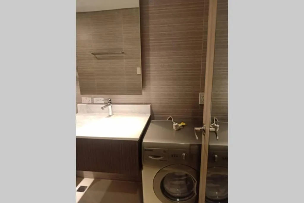 A2J Luxury BGC Balcony Suite Near SM AURA Taguig