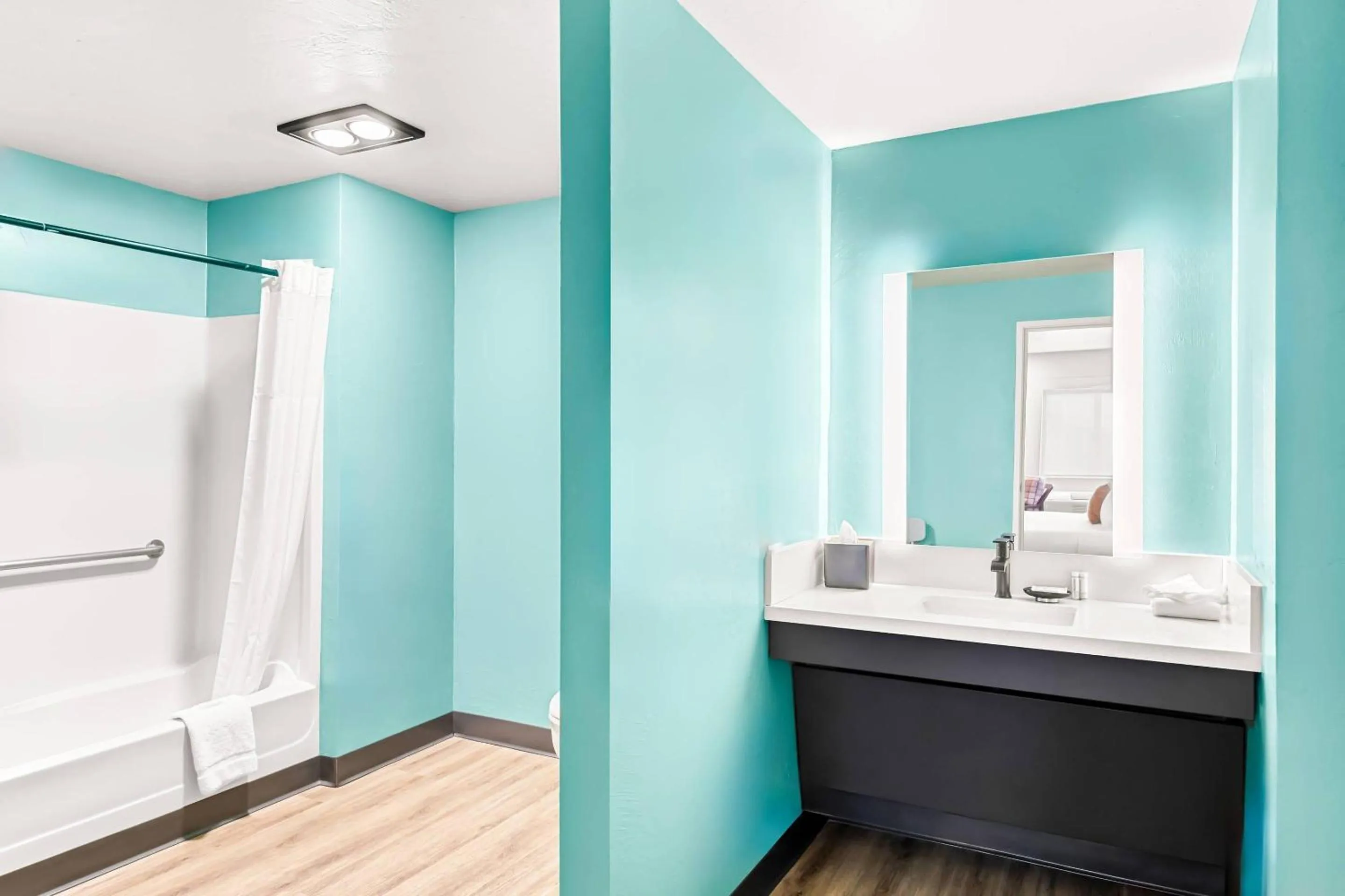 Bedroom, Bed in Maverick Hotel Eugene Near University, an Ascend Collection Hotel