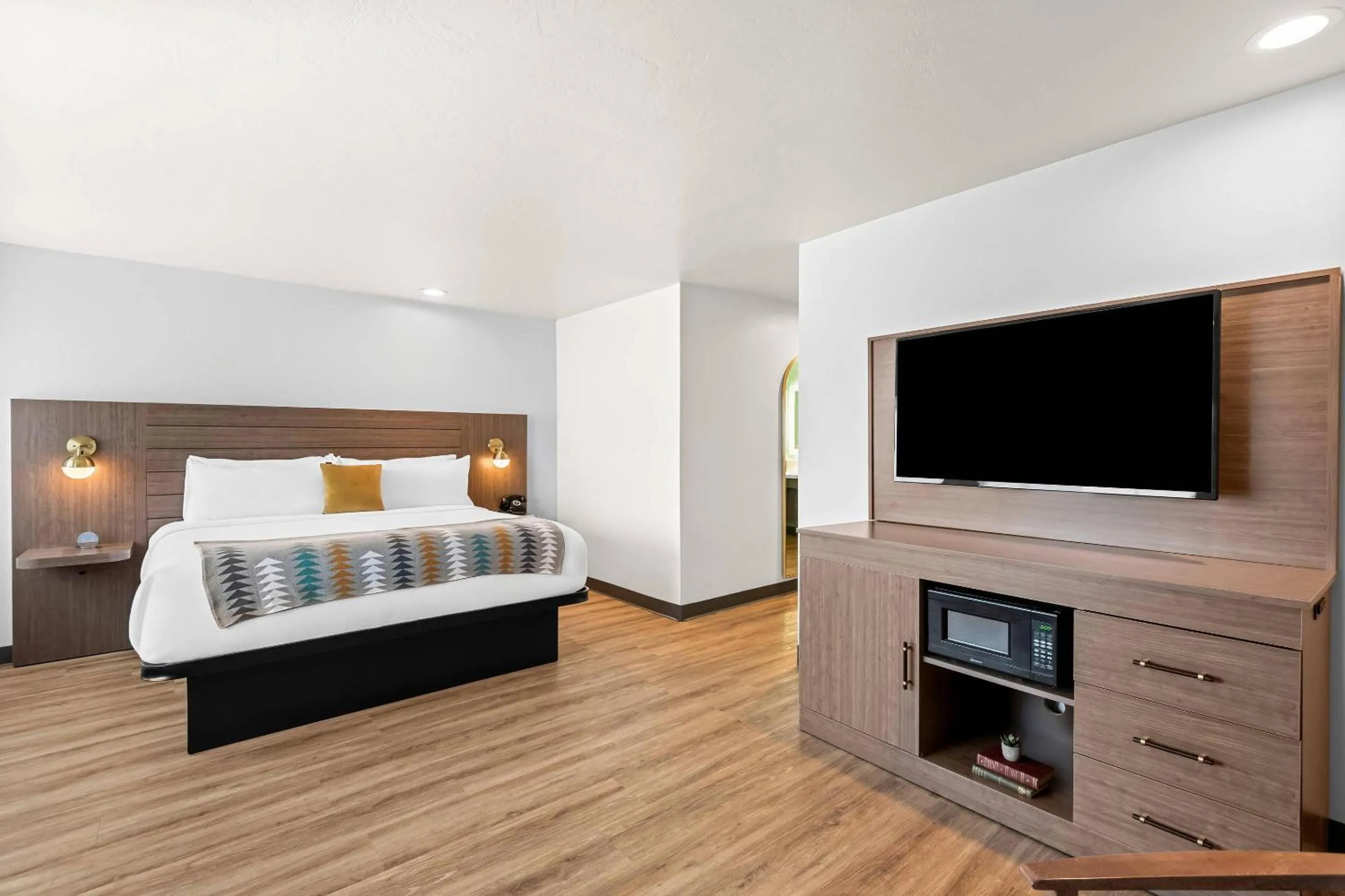 Bedroom, Bed in Maverick Hotel Eugene Near University, an Ascend Collection Hotel