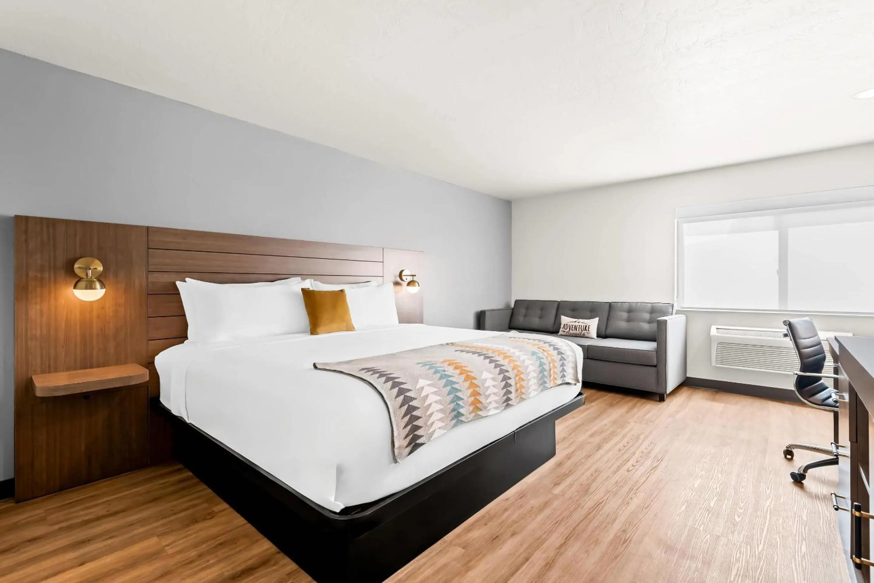 Bedroom, Bed in Maverick Hotel Eugene Near University, an Ascend Collection Hotel