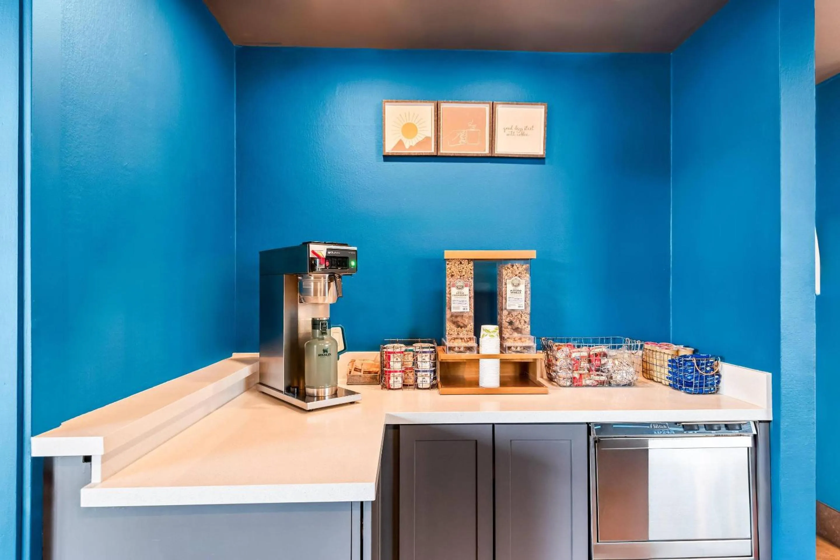 Breakfast in Maverick Hotel Eugene Near University, an Ascend Collection Hotel