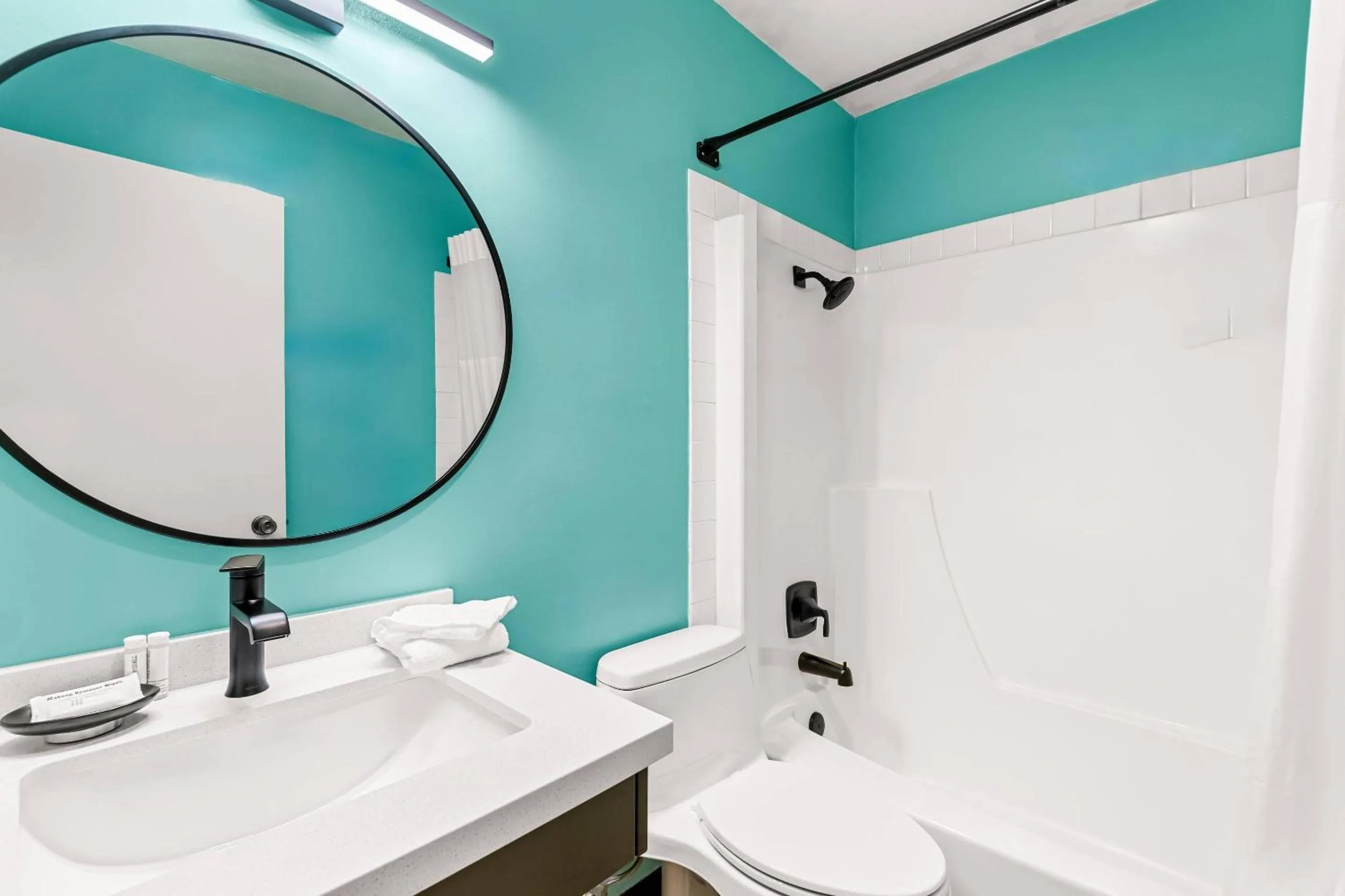 Bedroom in Maverick Hotel Eugene Near University, an Ascend Collection Hotel