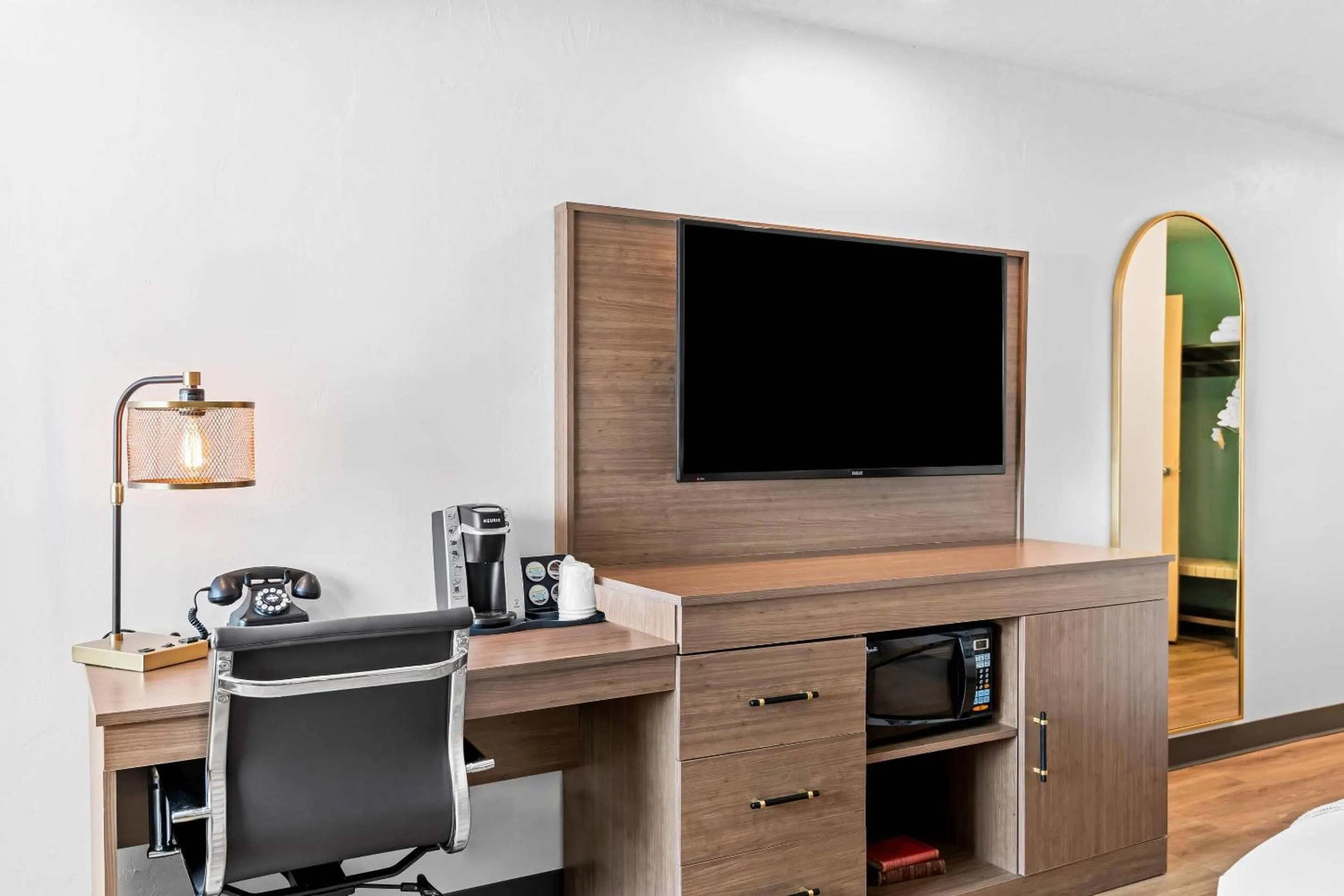 Bedroom in Maverick Hotel Eugene Near University, an Ascend Collection Hotel
