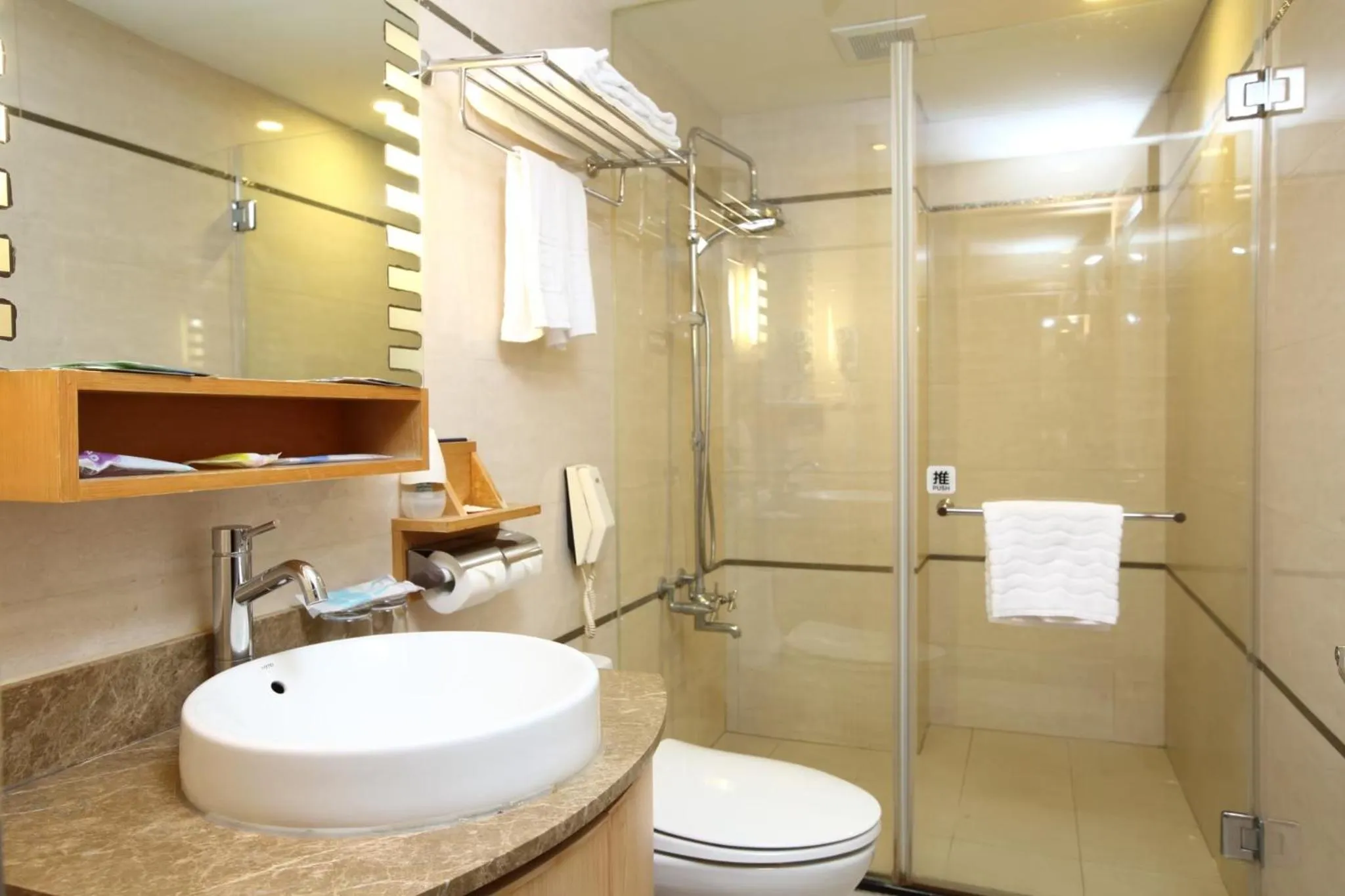 晶樺商務飯店 鄰近羅東車站