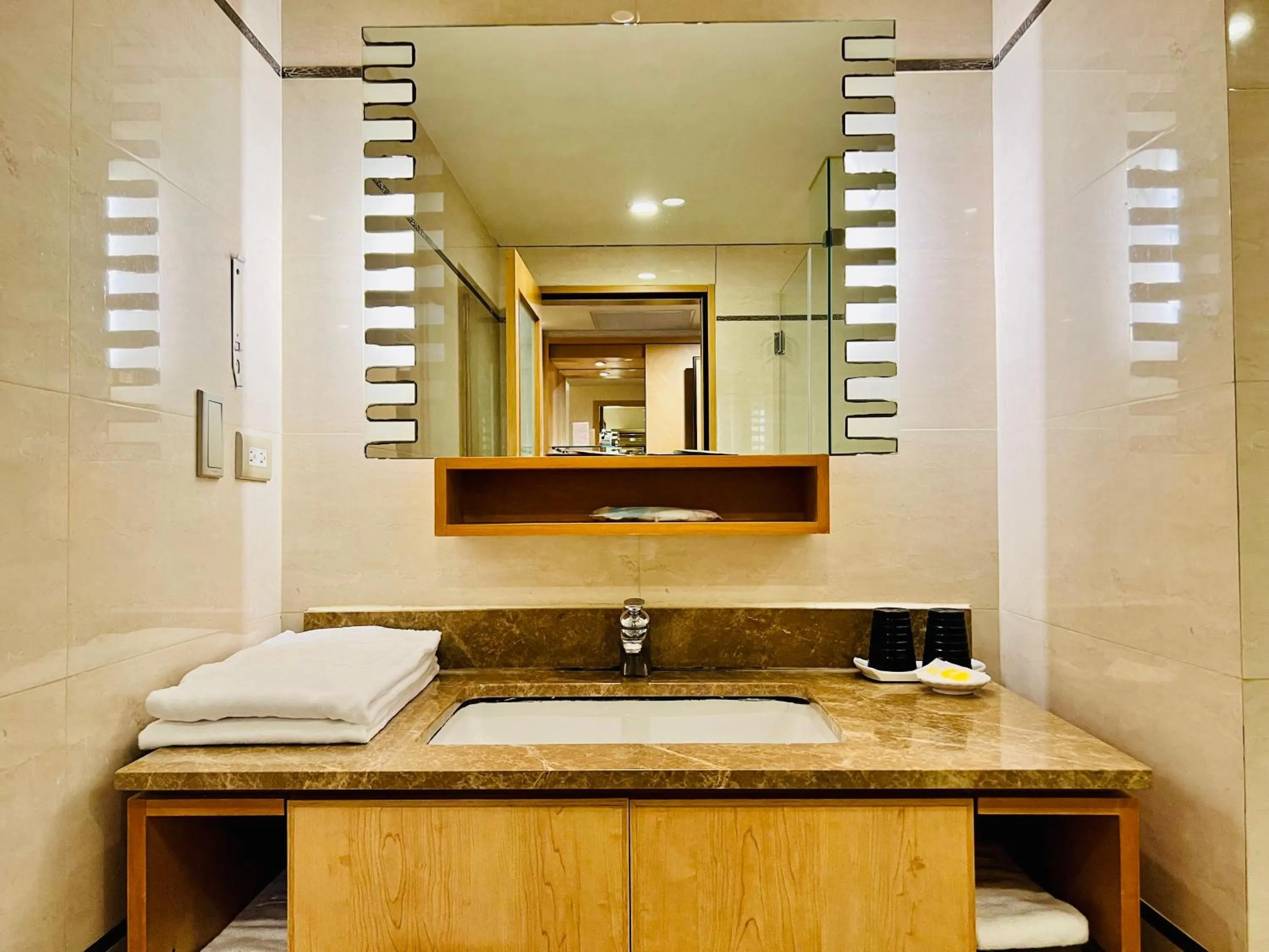 晶樺商務飯店 鄰近羅東車站