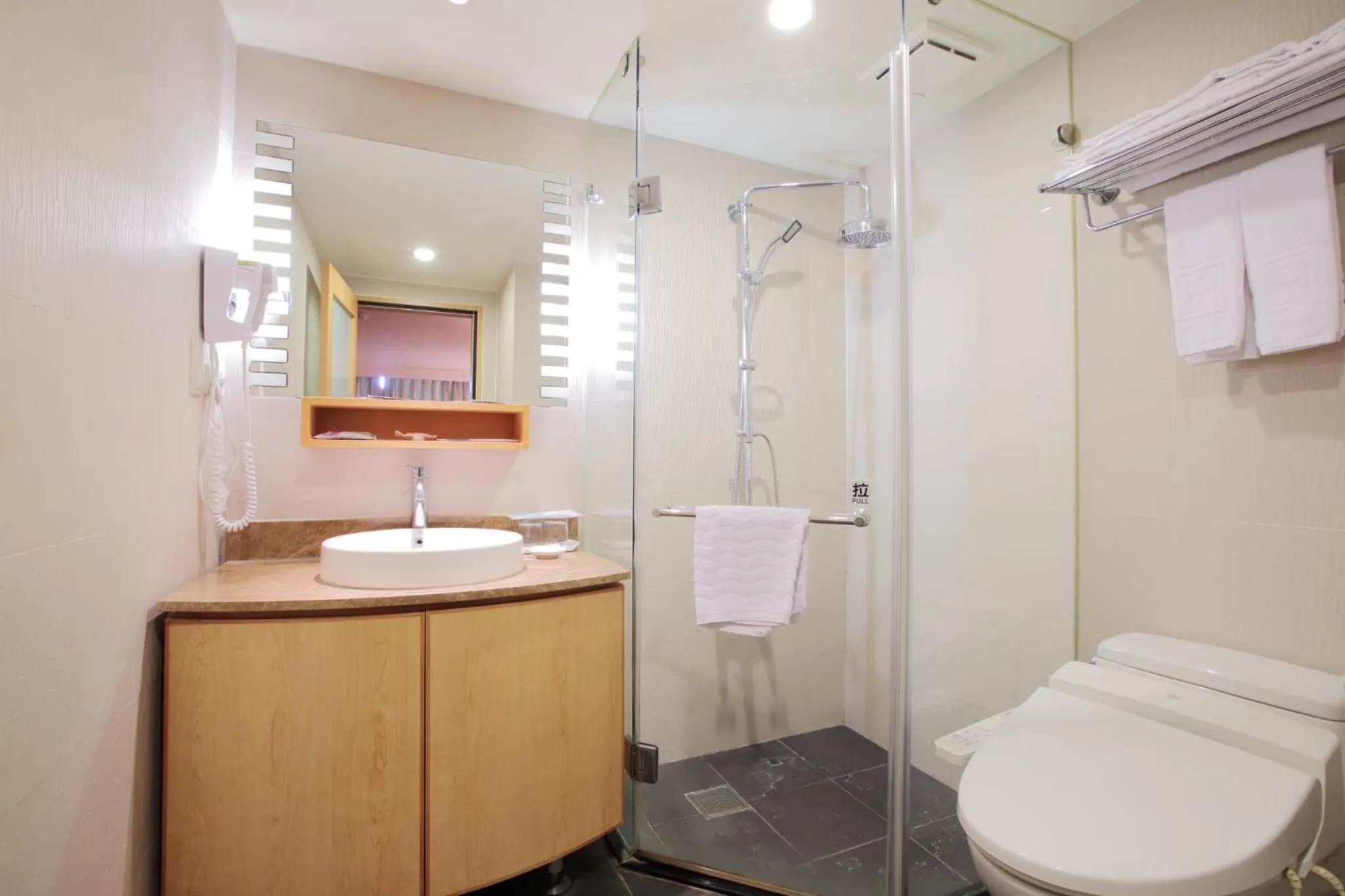 晶樺商務飯店 鄰近羅東車站