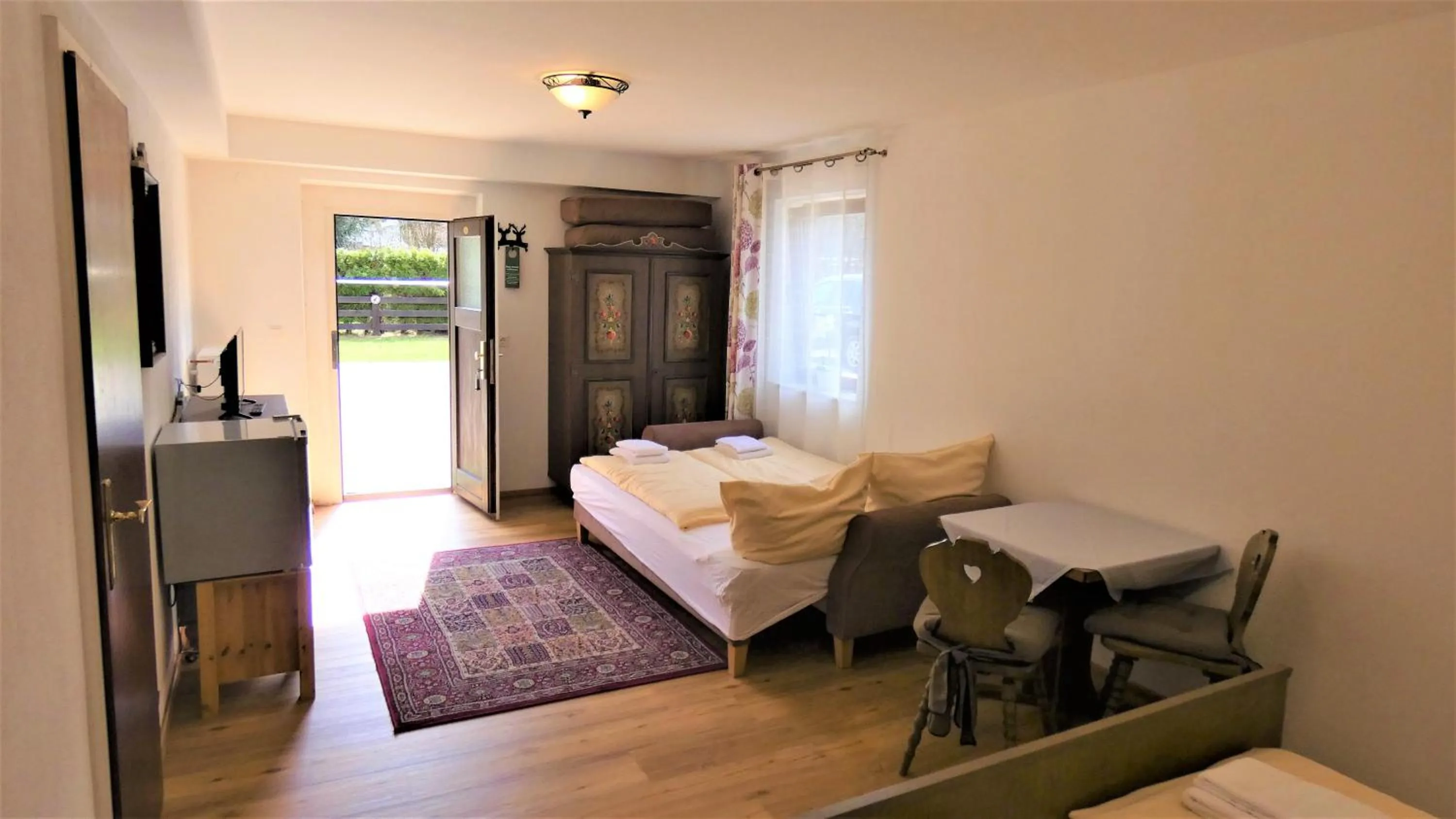 Living room, Bed in Sporthotel Schönau am Königssee