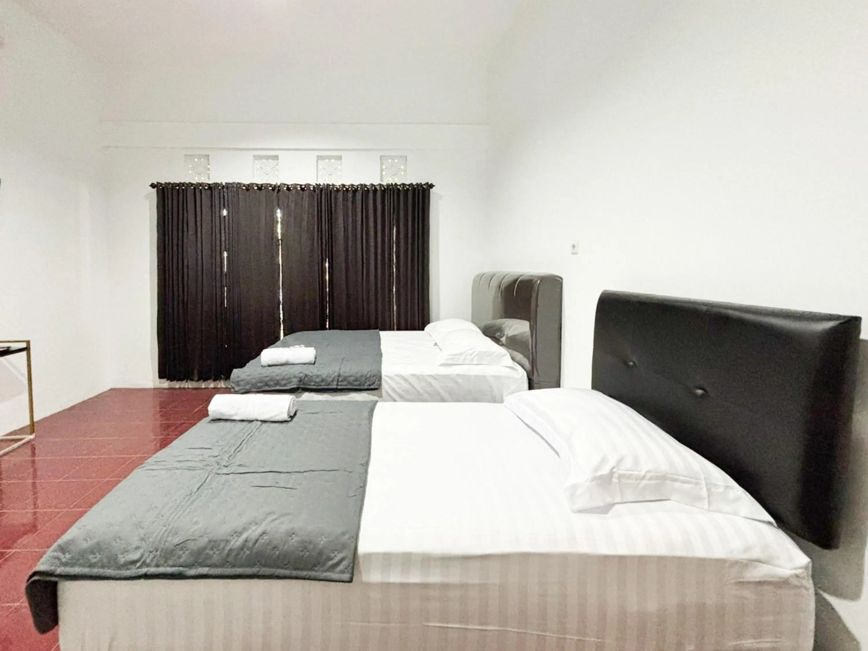 Bedroom, Bed in Tini's Guest House Malang Mitra RedDoorz