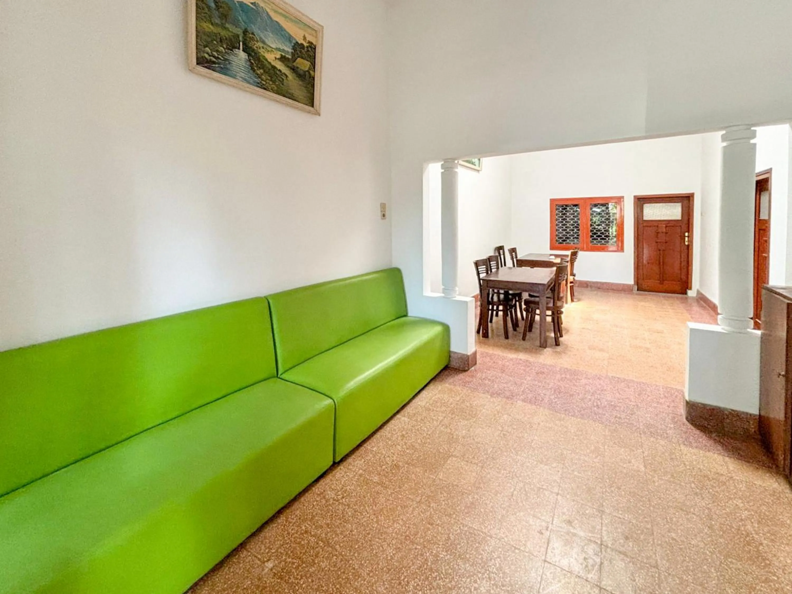 Seating area in Tini's Guest House Malang Mitra RedDoorz