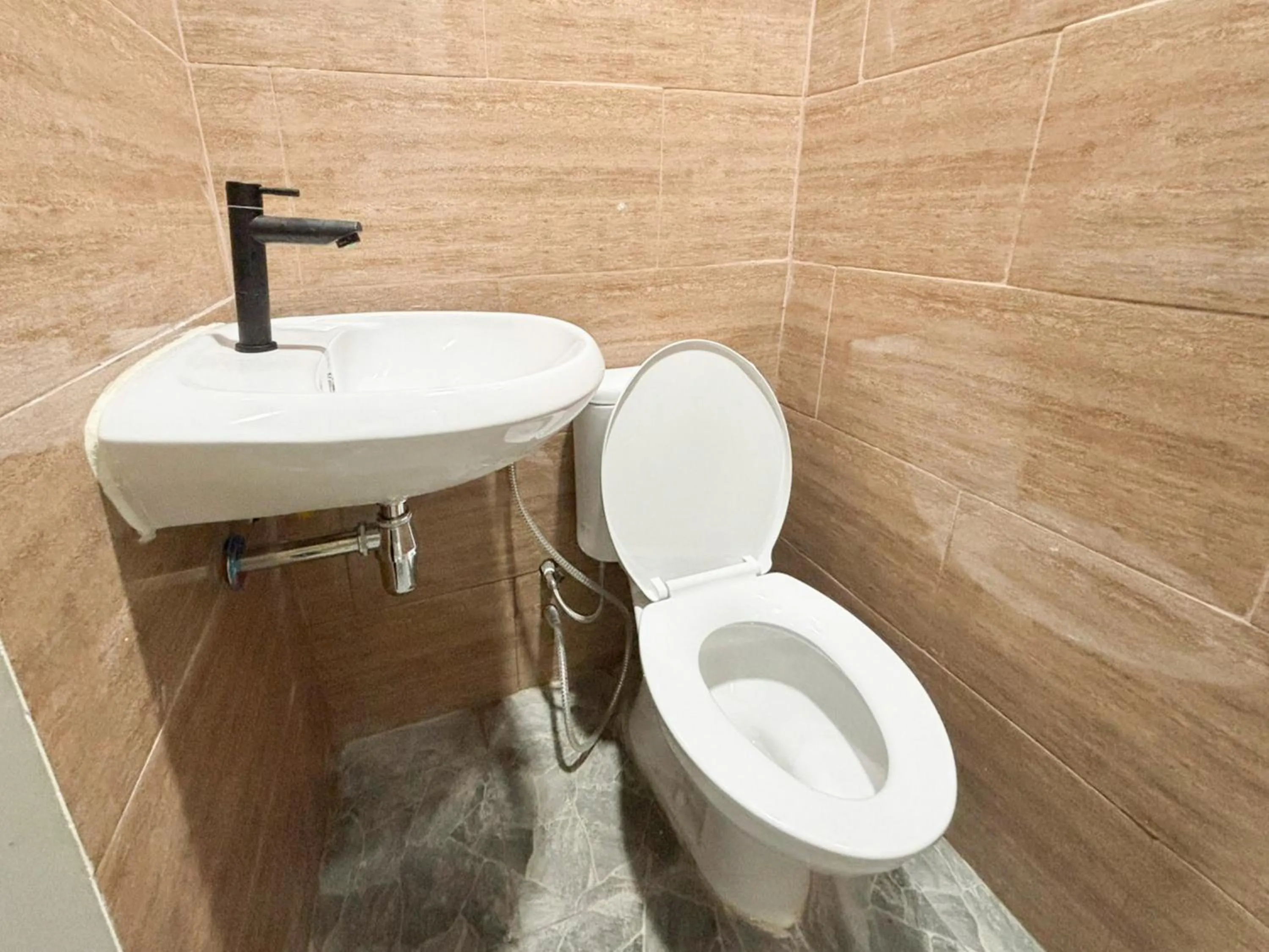 Bathroom in Tini's Guest House Malang Mitra RedDoorz