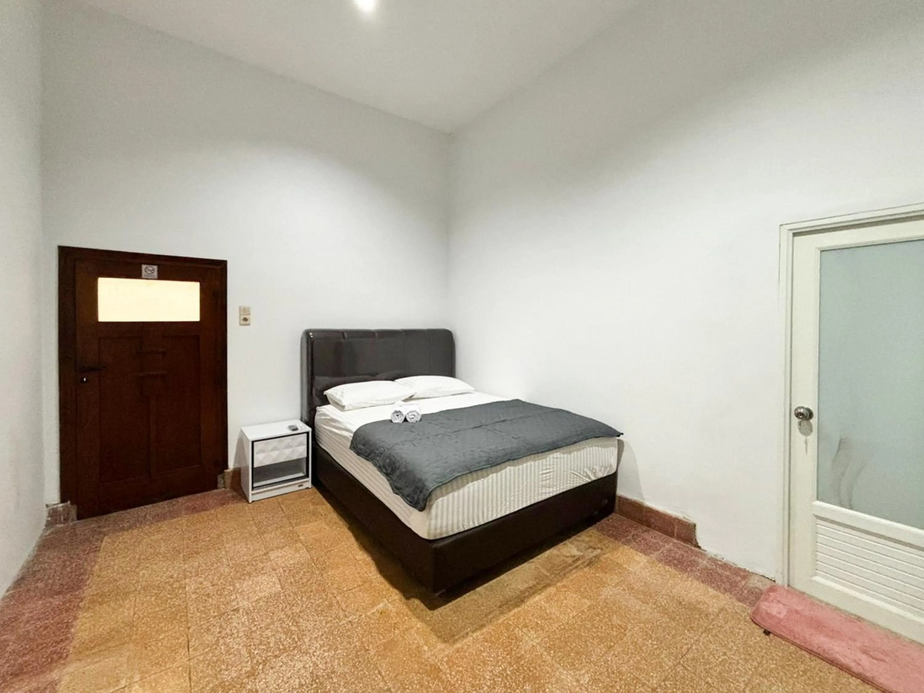 Bedroom, Bed in Tini's Guest House Malang Mitra RedDoorz