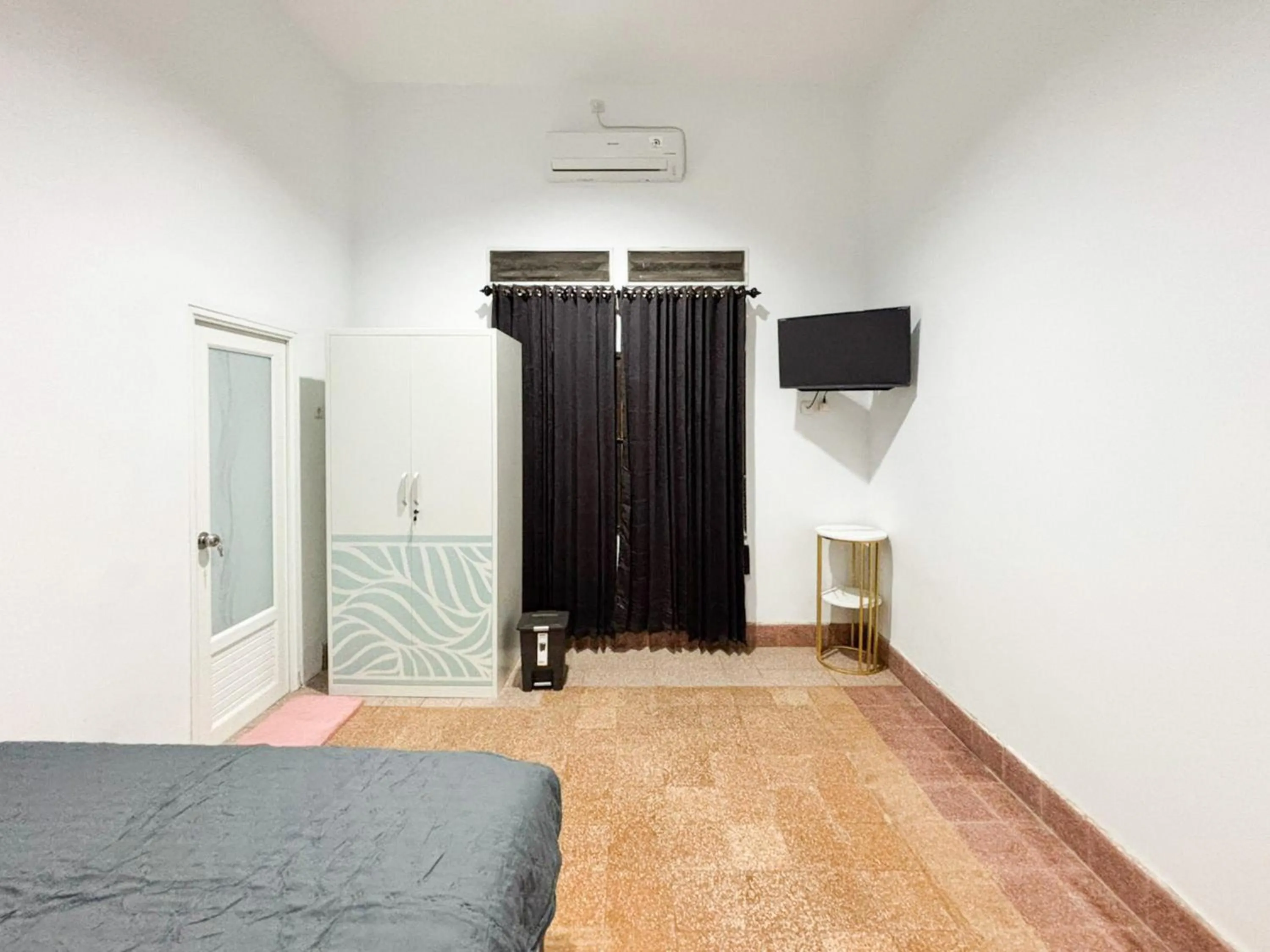 Bedroom, Bed in Tini's Guest House Malang Mitra RedDoorz