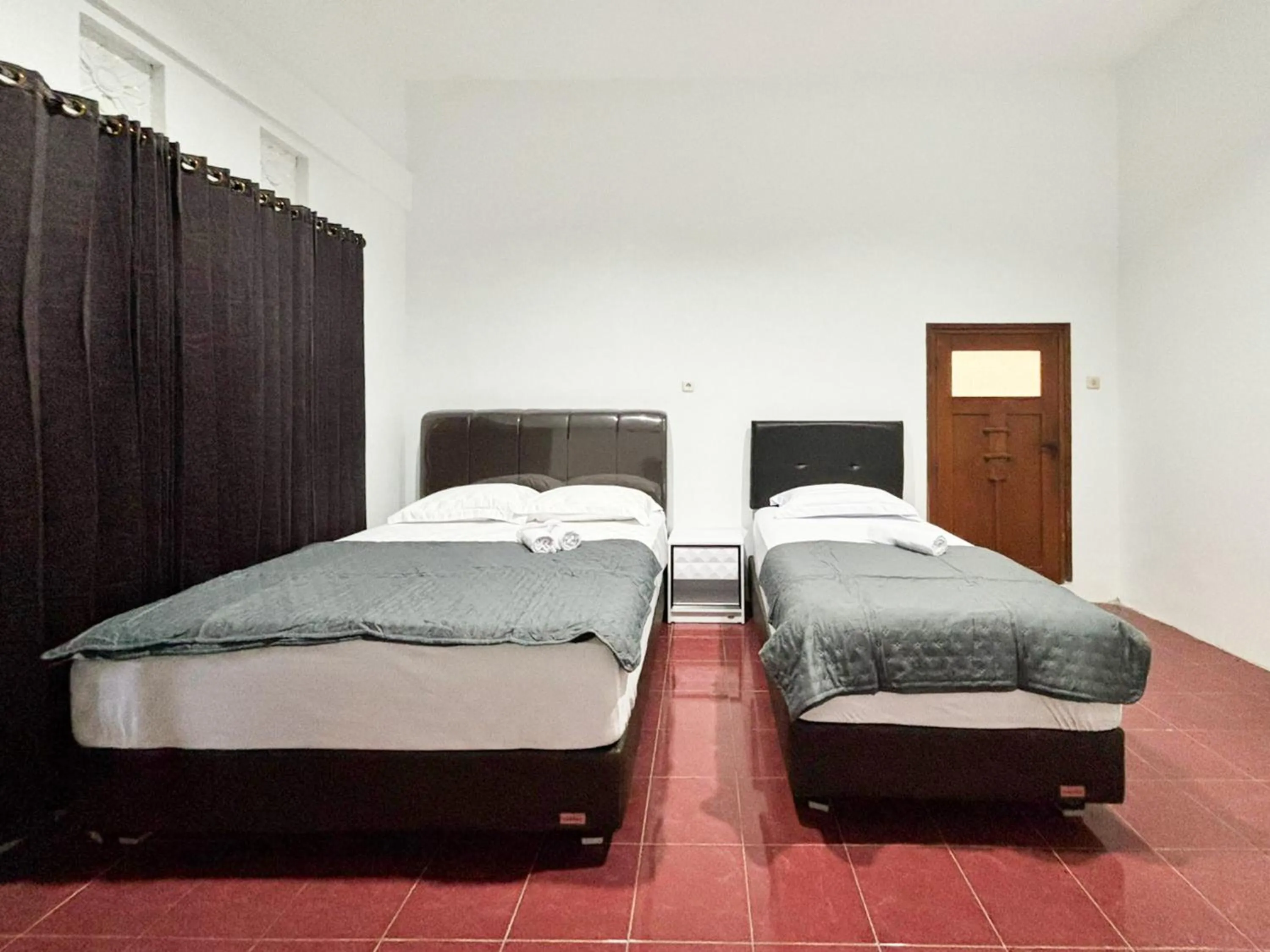 Bedroom, Bed in Tini's Guest House Malang Mitra RedDoorz