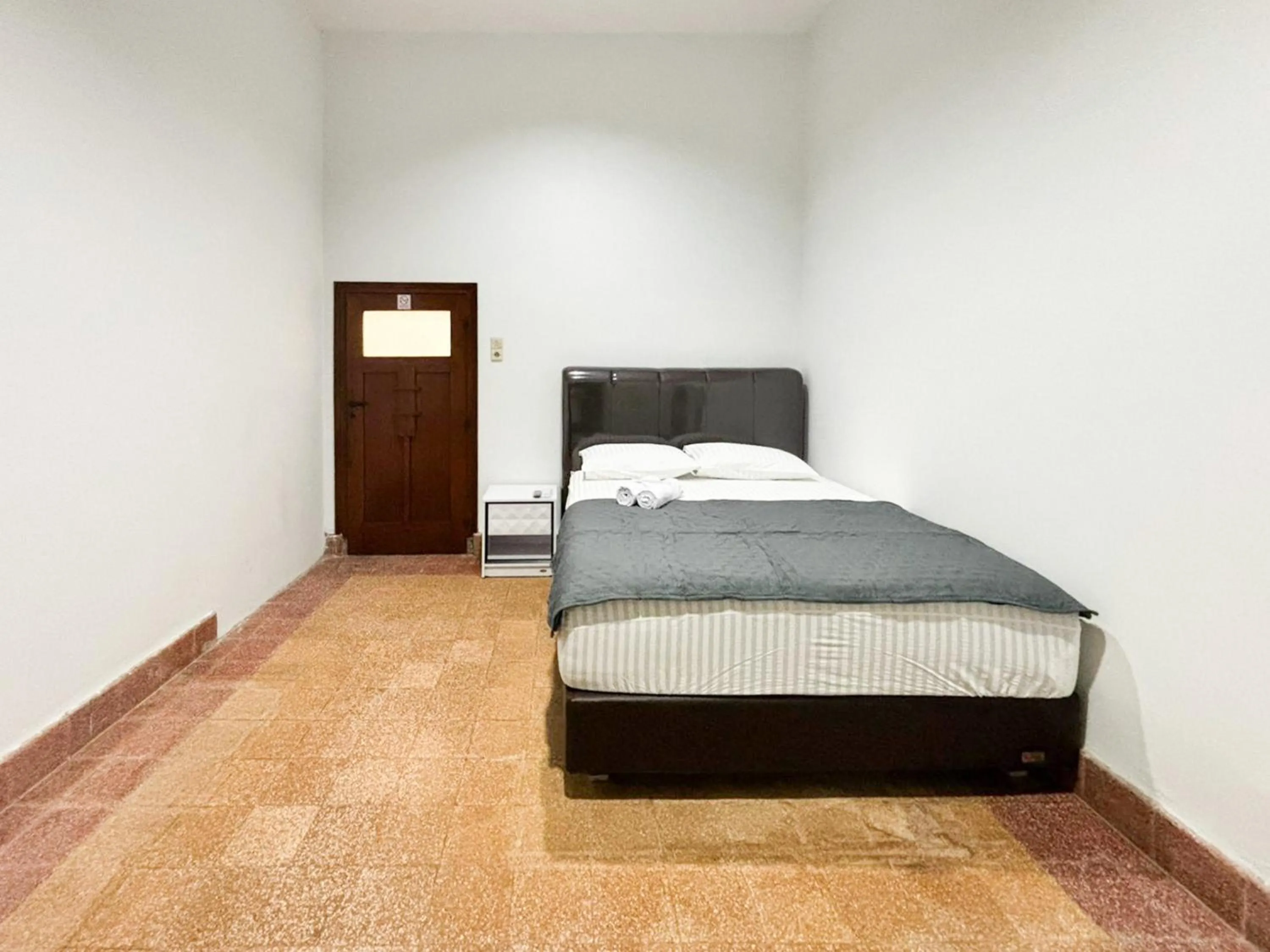 Bedroom, Bed in Tini's Guest House Malang Mitra RedDoorz