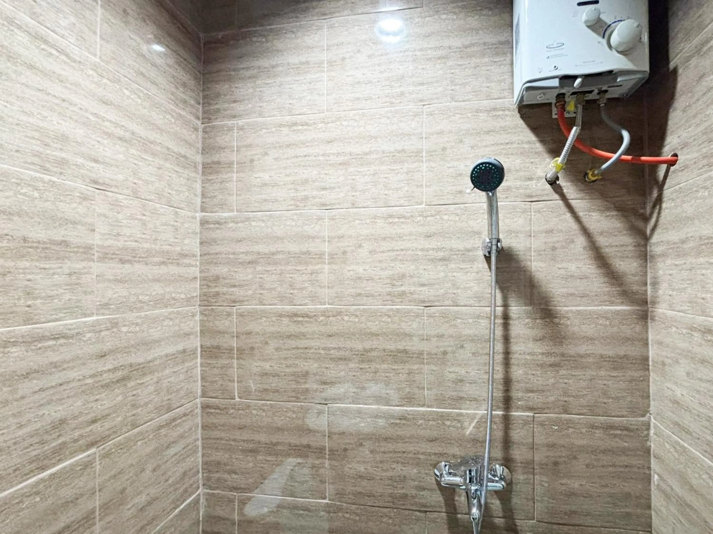 Bathroom in Tini's Guest House Malang Mitra RedDoorz