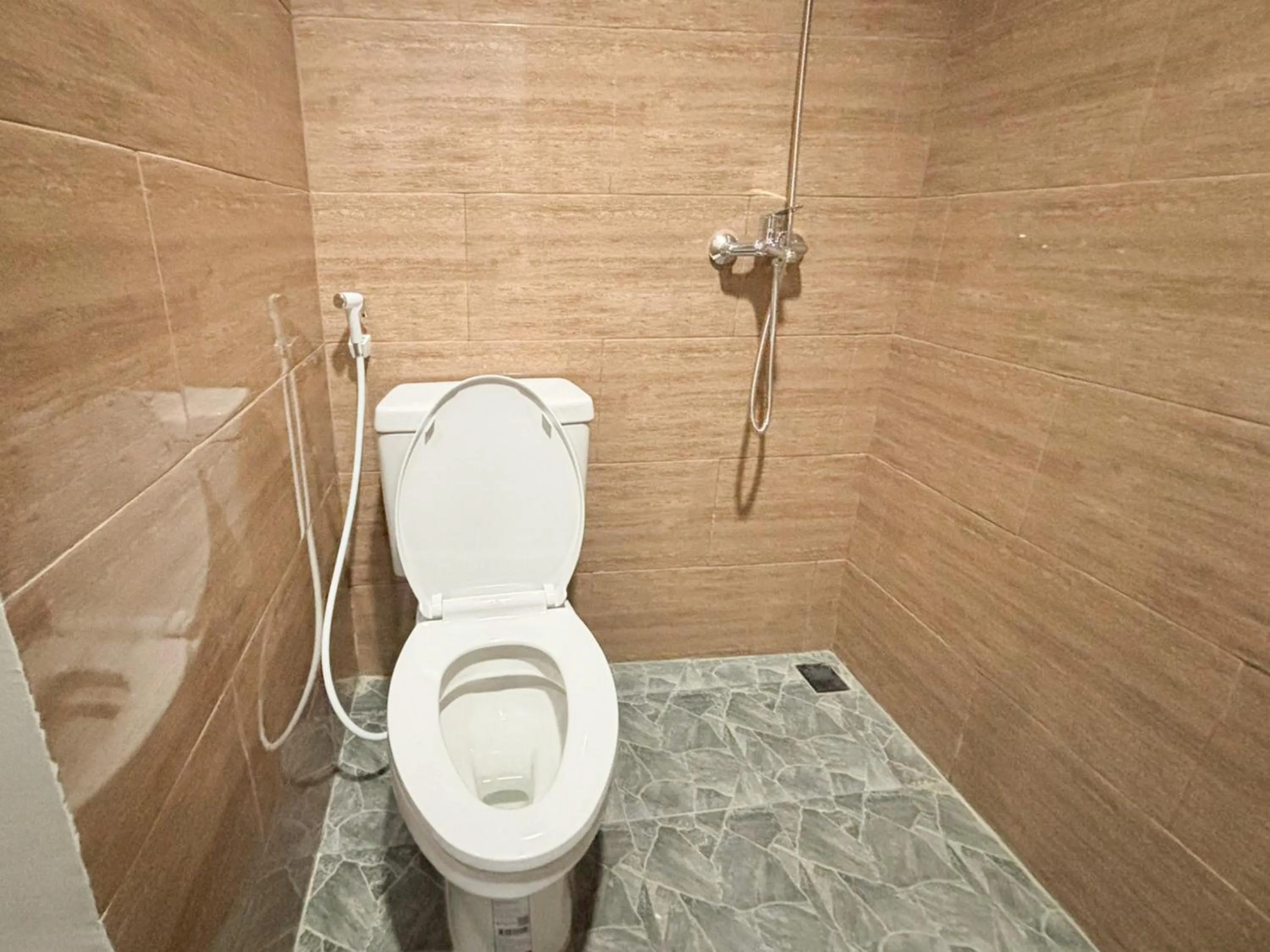 Bathroom in Tini's Guest House Malang Mitra RedDoorz