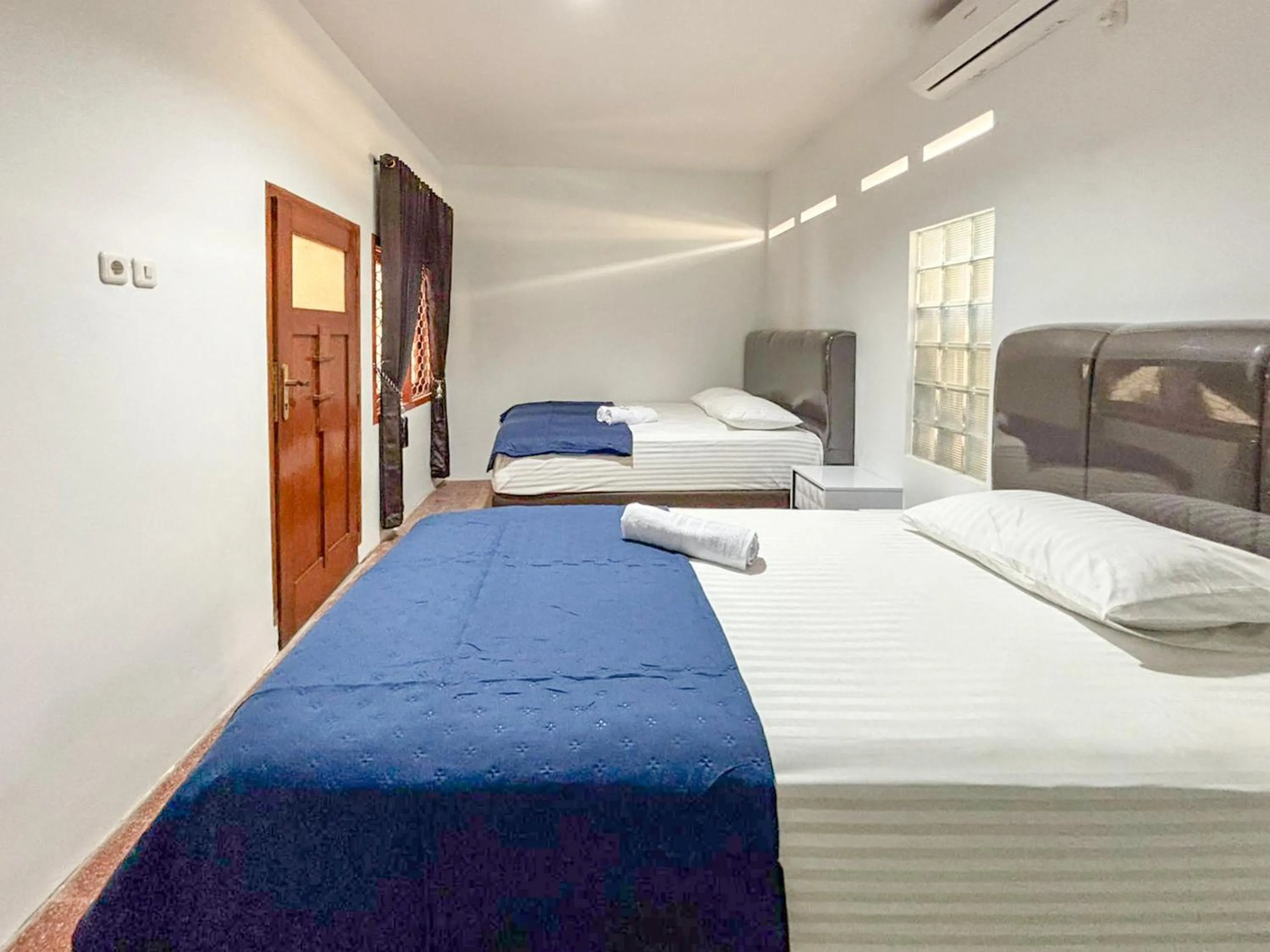 Bedroom, Bed in Tini's Guest House Malang Mitra RedDoorz