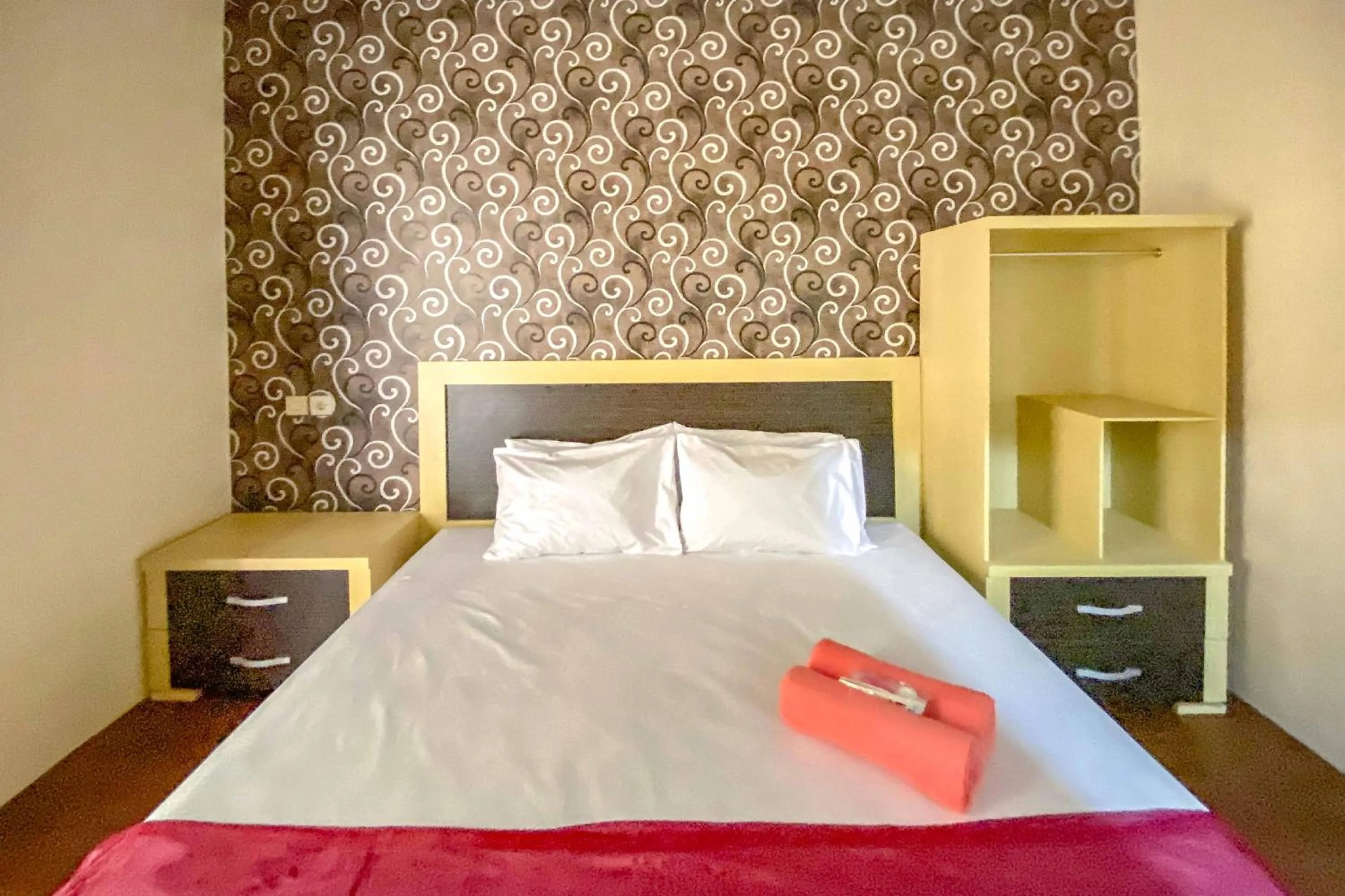 Bedroom, Bed in Tini's Guest House Malang Mitra RedDoorz