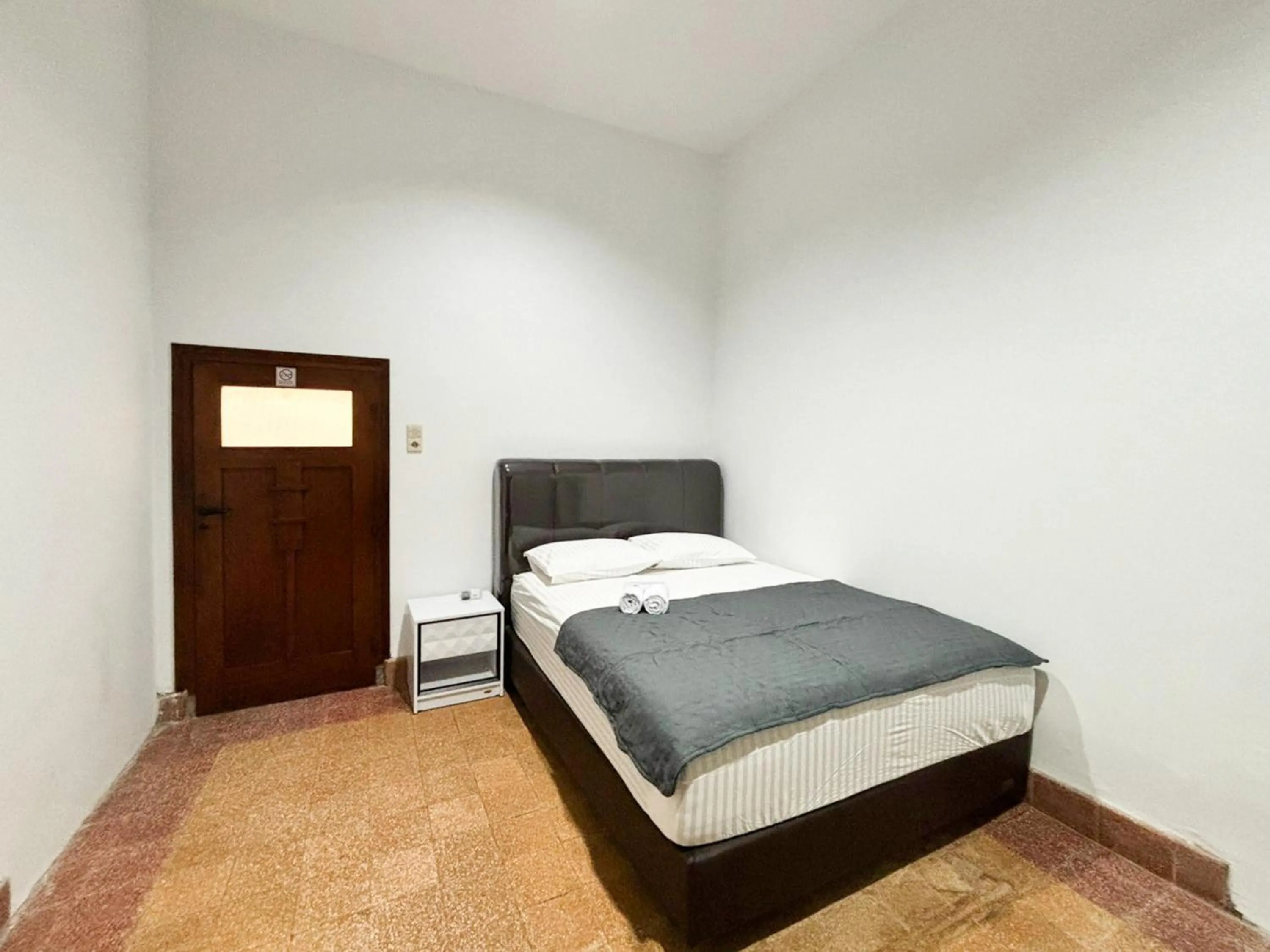 Bedroom, Bed in Tini's Guest House Malang Mitra RedDoorz